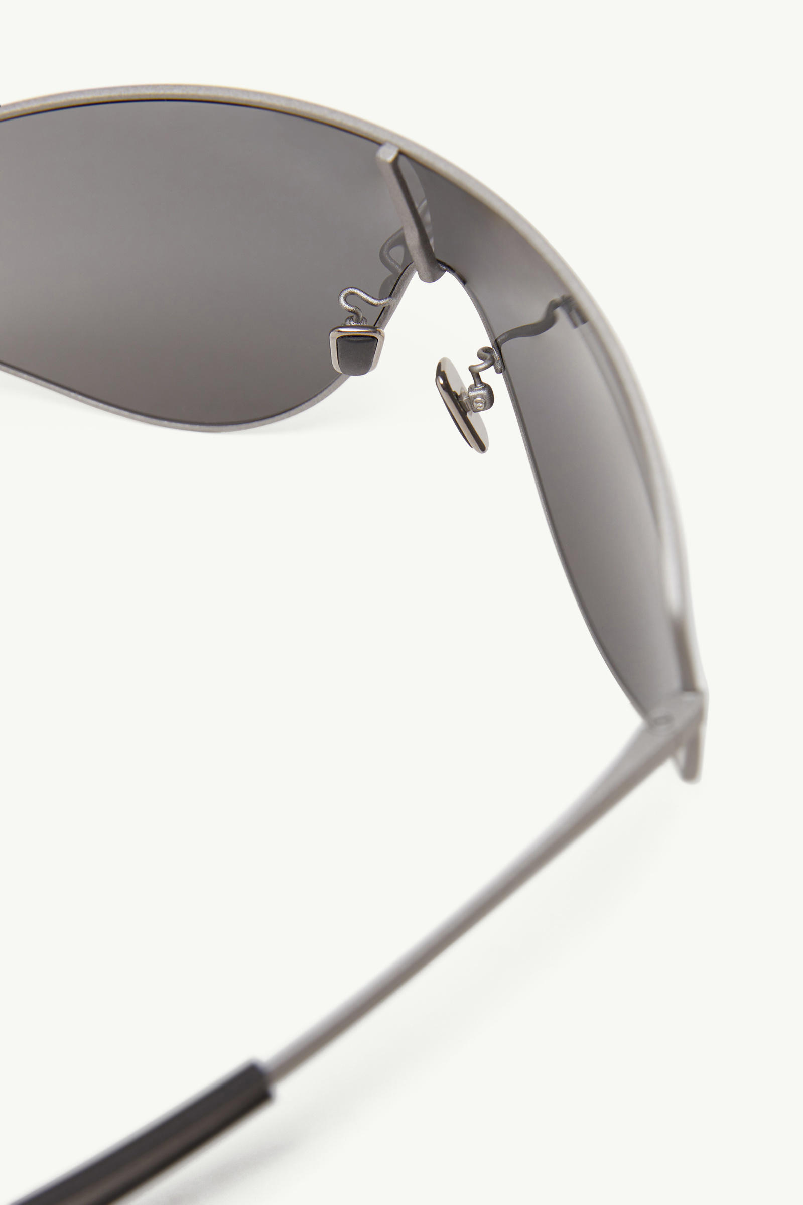 Tanium Pilot Sunglasses MATTE FROZEN Moncler 4