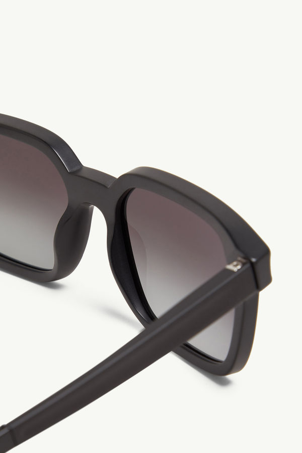 Quaderna Squared Sunglasses Gender Neutral Matte Black Moncler 4