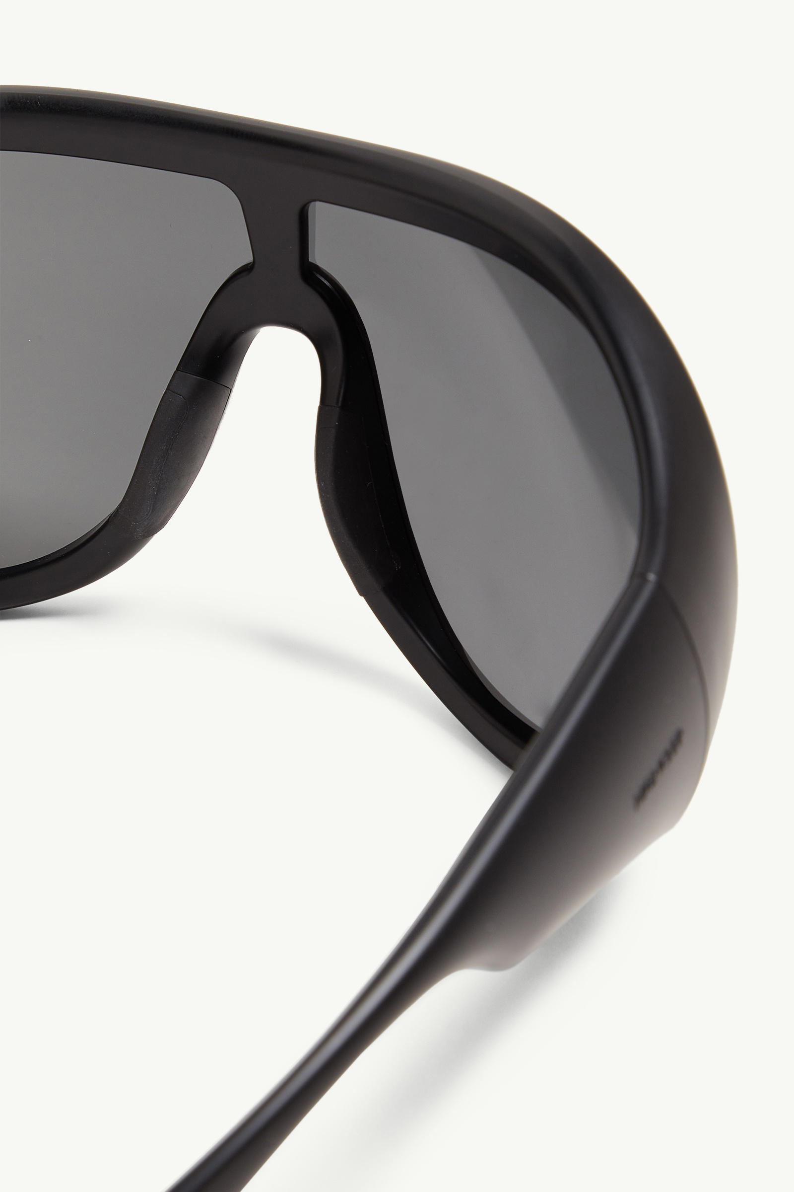 Cloche Pilot Sunglasses Gender Neutral Matte Black Moncler 4