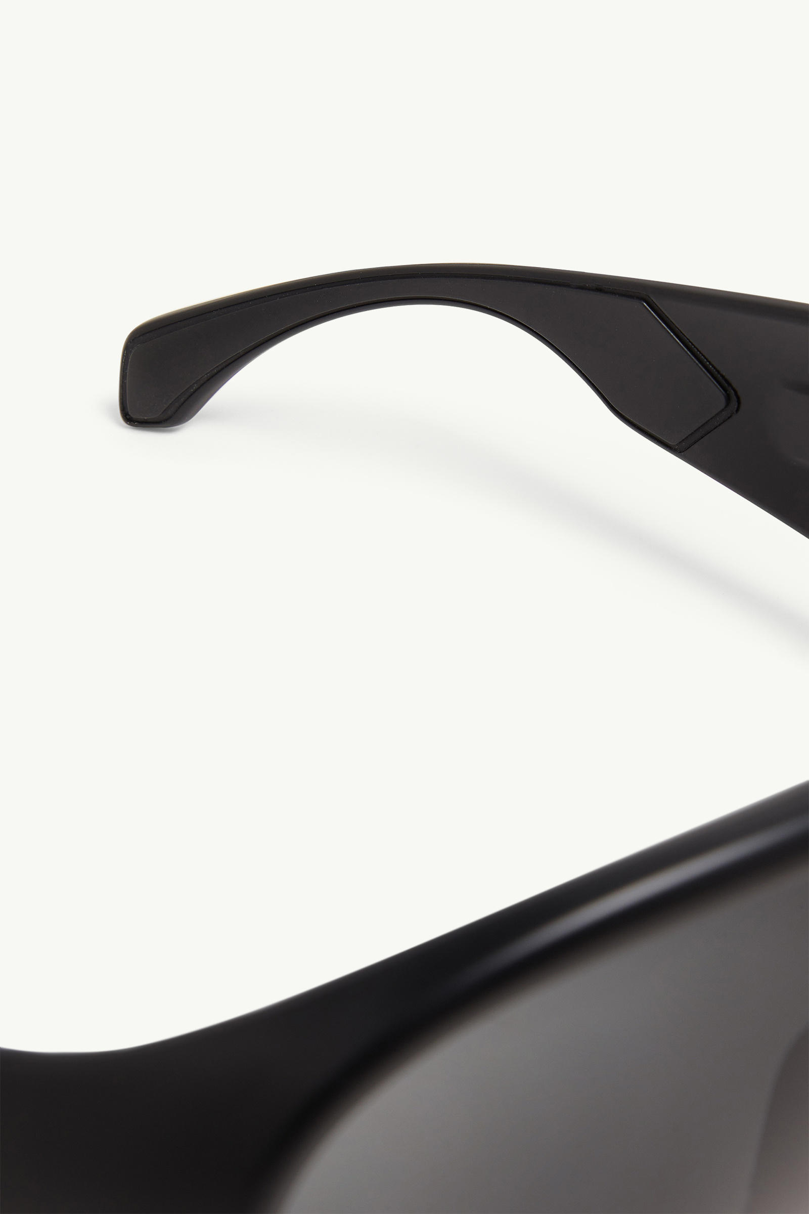 Cloche Pilot Sunglasses Gender Neutral Matte Black Moncler 6
