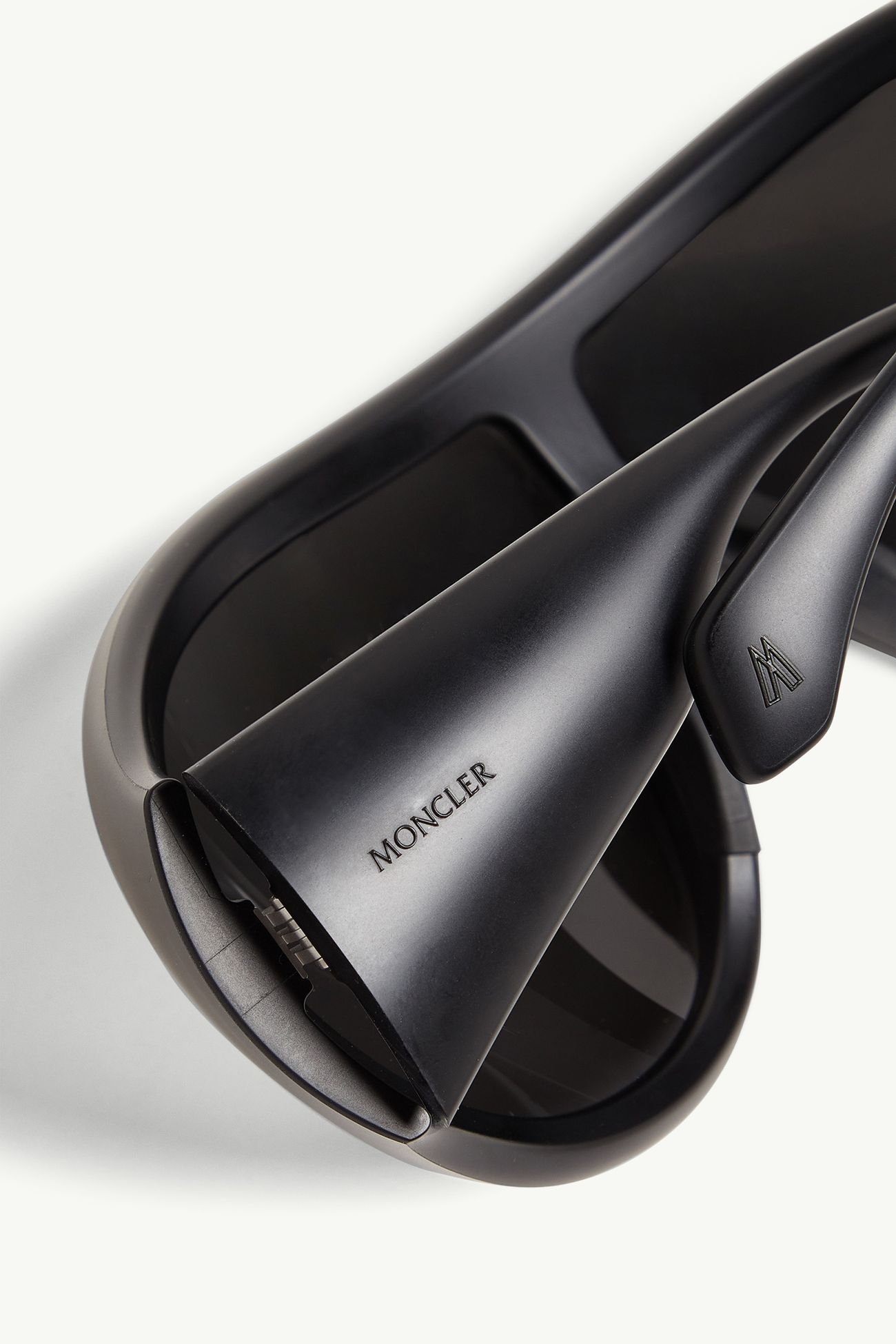 Cloche太阳镜 中性 亚光黑 Moncler 4