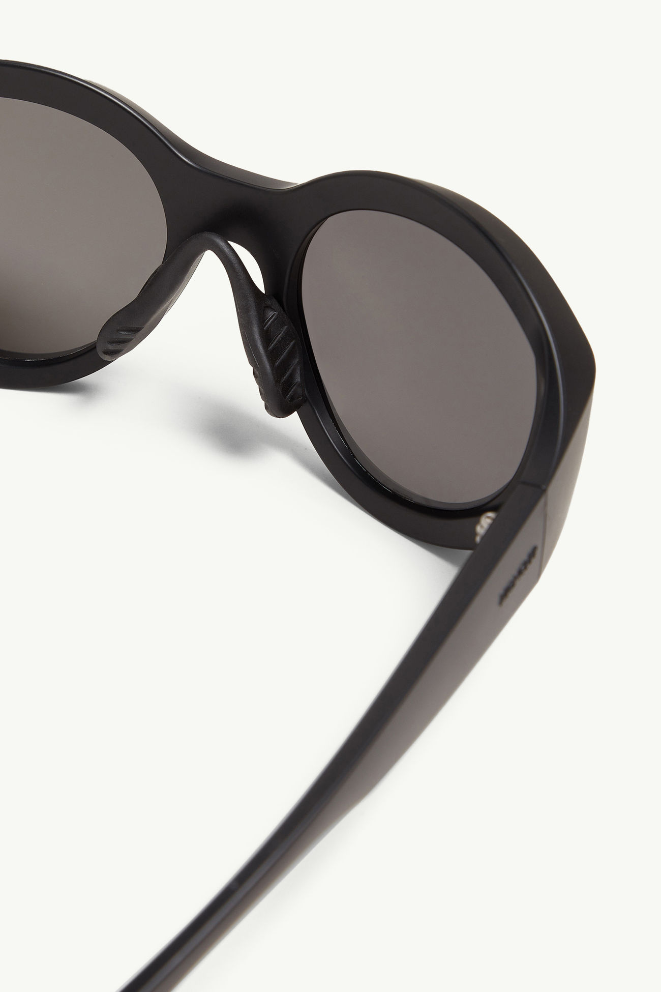 Futuro Round Sunglasses Gender Neutral Matte Black Moncler 4