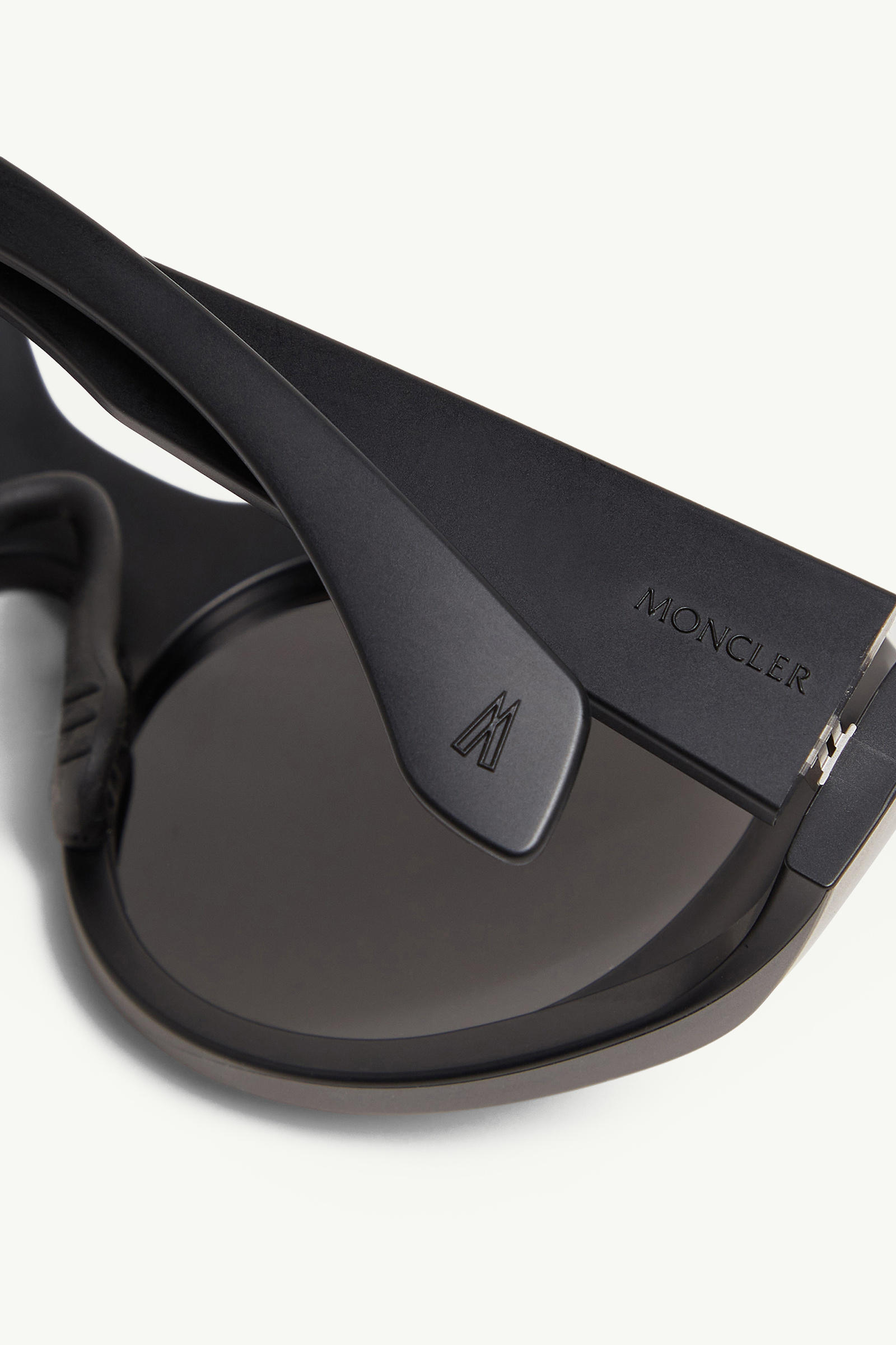 Futuro Round Sunglasses Gender Neutral Matte Black Moncler 5