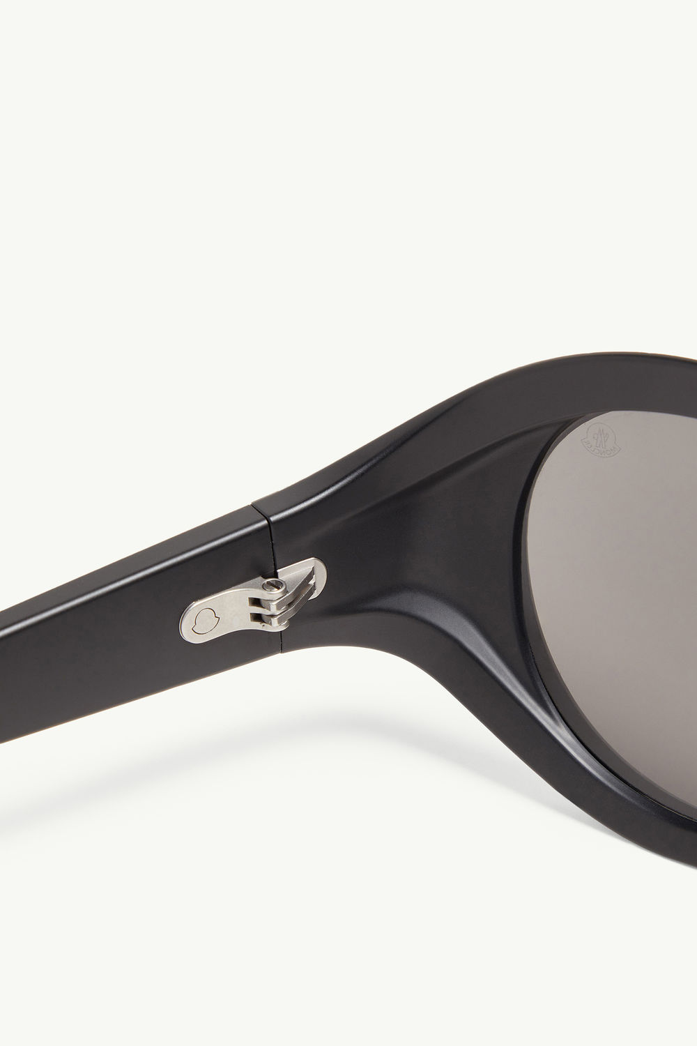 Futuro Round Sunglasses Gender Neutral Matte Black Moncler 6