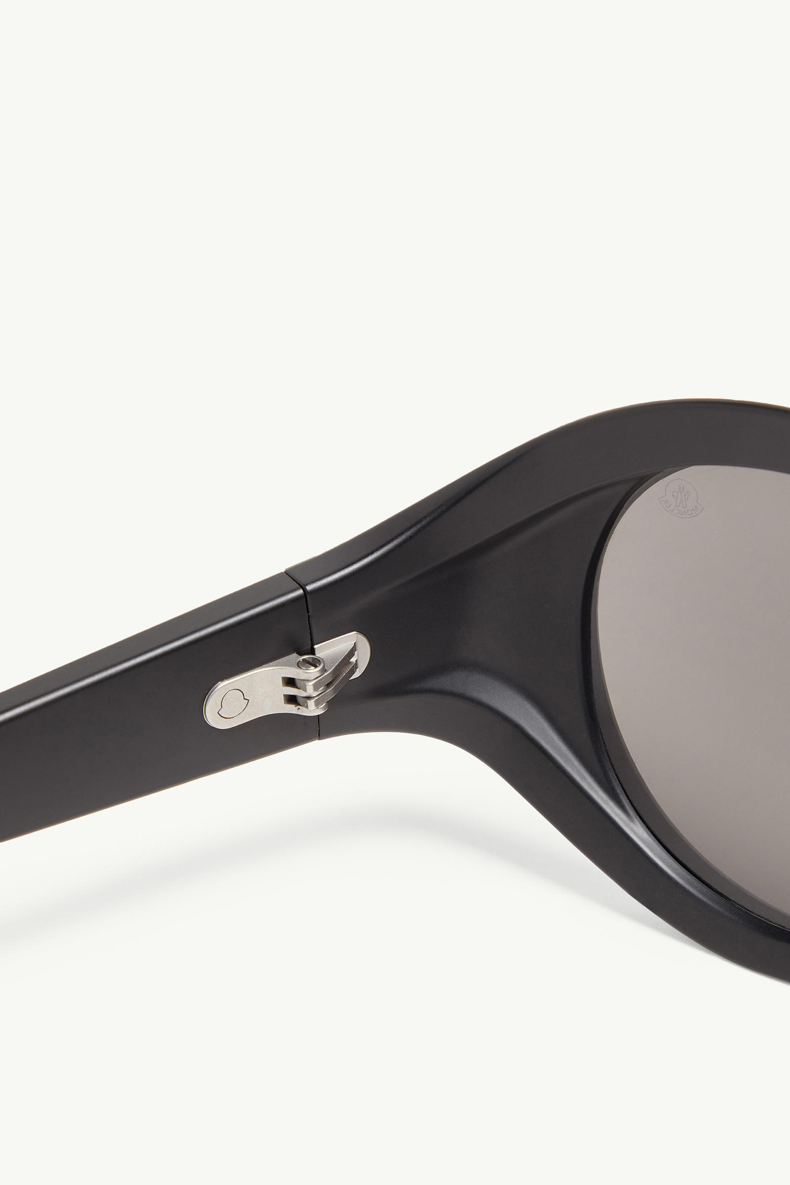 Futuro Round Sunglasses Gender Neutral Matte Black Moncler 6
