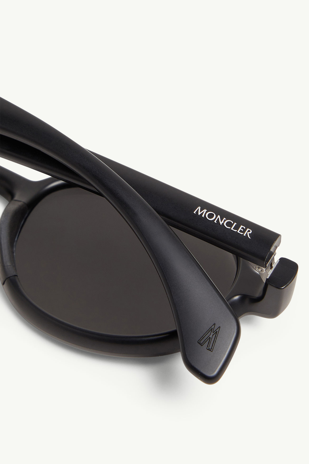 Caprice ovale Sonnenbrille Genderneutral Mattschwarz Moncler 5