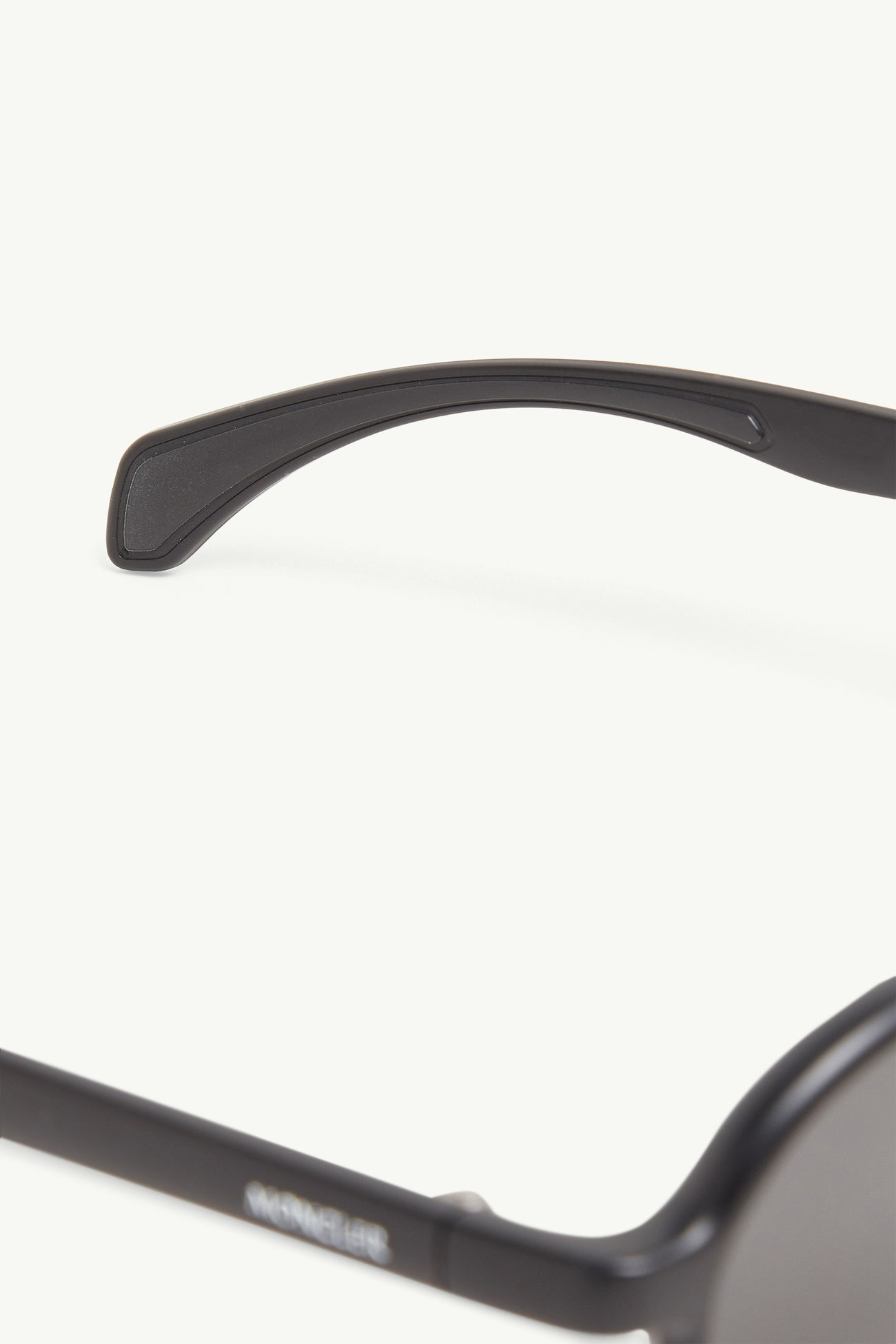 Caprice ovale Sonnenbrille Genderneutral Mattschwarz Moncler 6