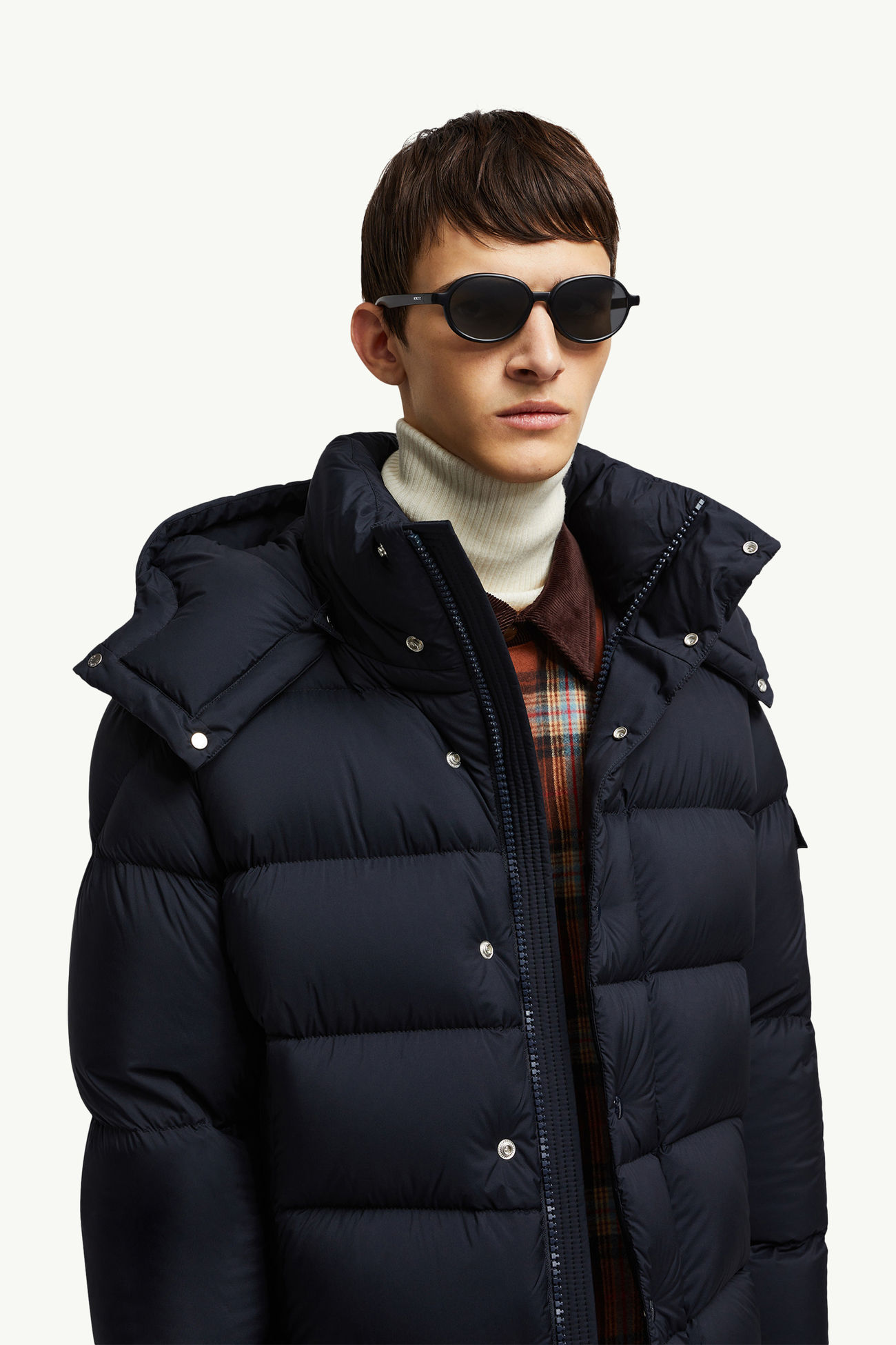 Caprice ovale Sonnenbrille Genderneutral Mattschwarz Moncler 9
