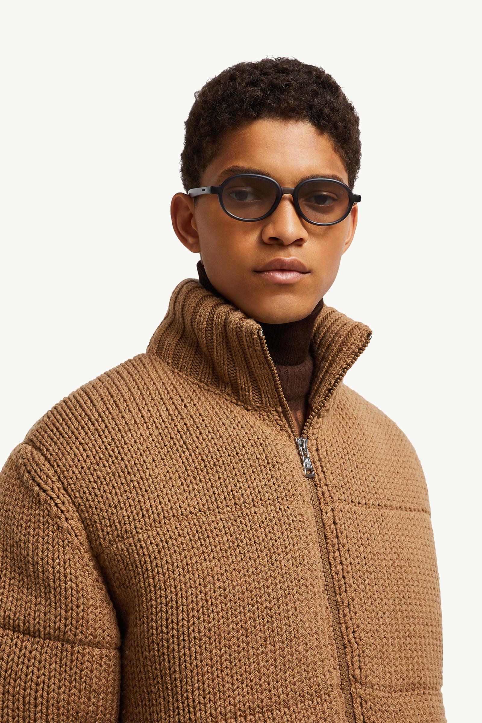 Capriceサングラス ジェンダーニュートラル マットトランスパレントグレー Moncler 1