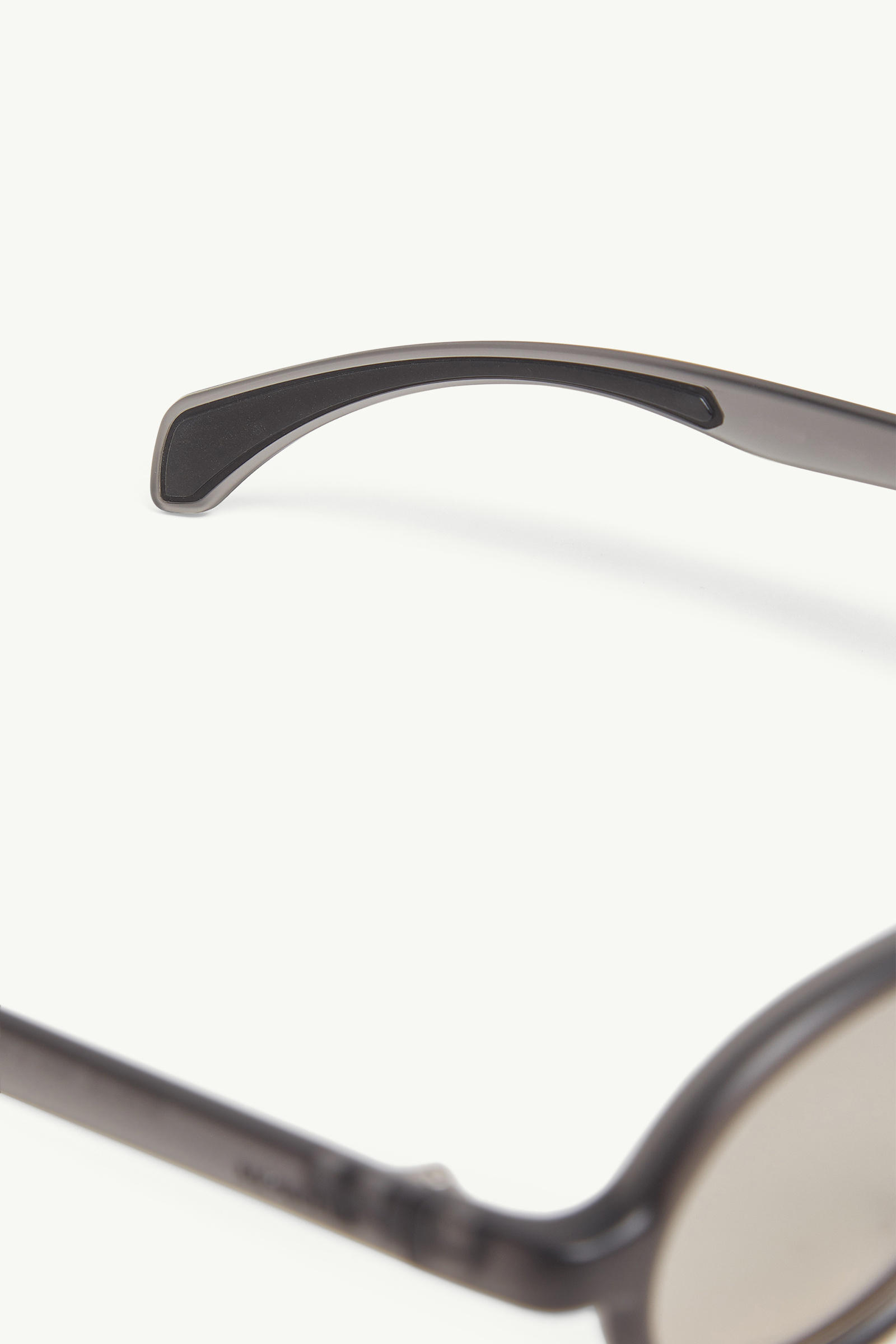 Caprice Oval Sunglasses Gender Neutral Matte Transparent Grey Moncler 6