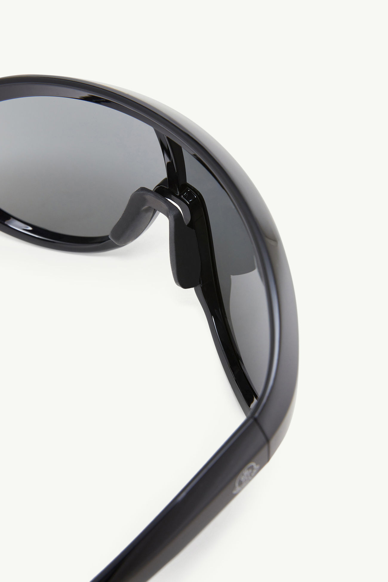 Contrast Oval Sunglasses Shiny Black Moncler 4