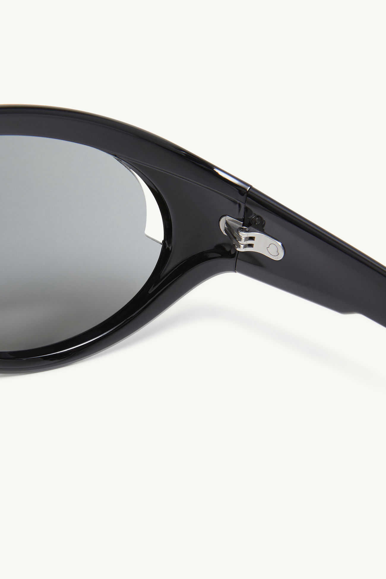 Contrast ovale Sonnenbrille Glänzend Schwarz Moncler 5