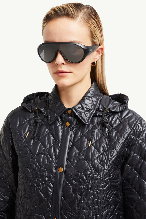 Contrast Oval Sunglasses Shiny Black Moncler 6