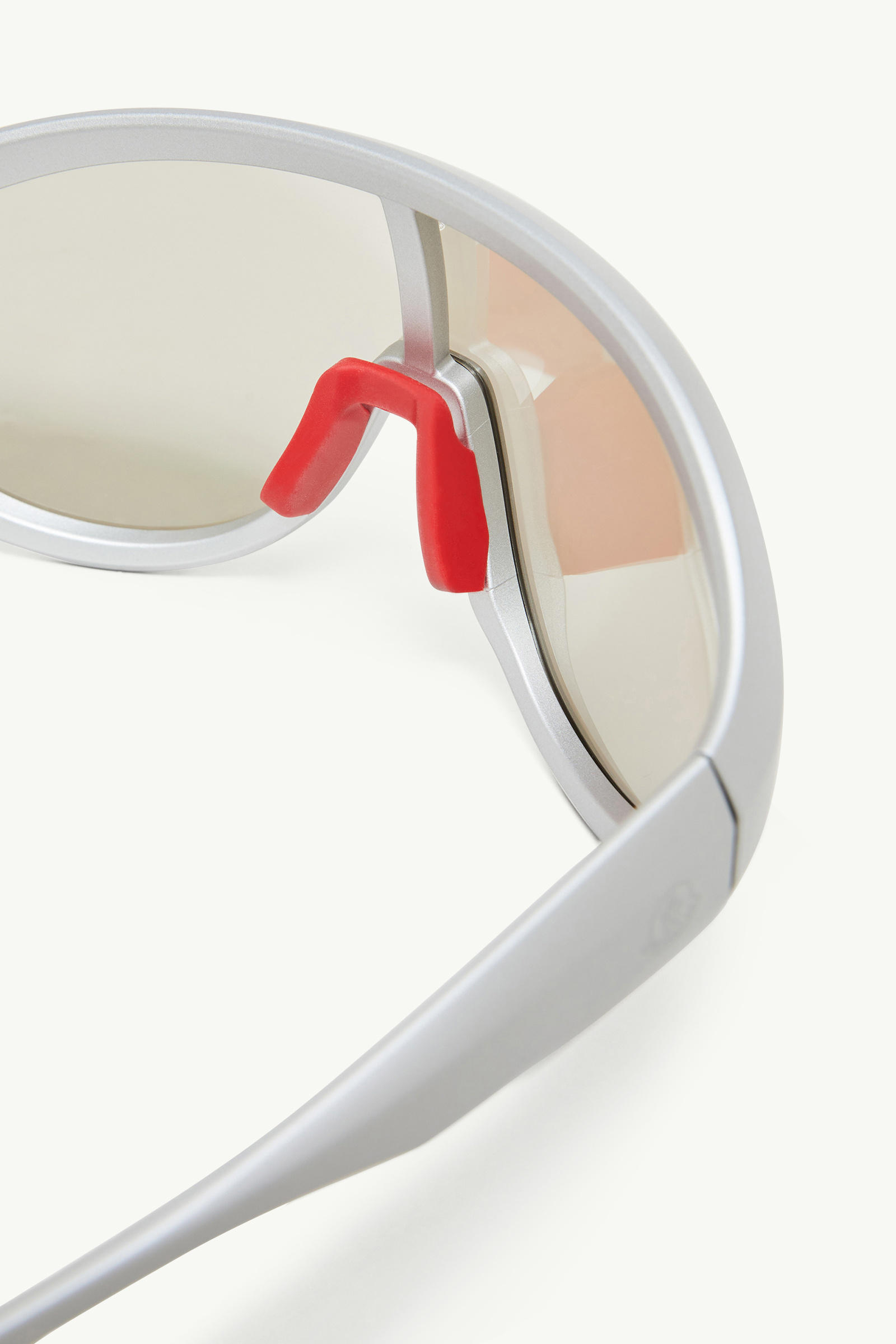 Contrast Oval Sunglasses Matte Silver Moncler 4