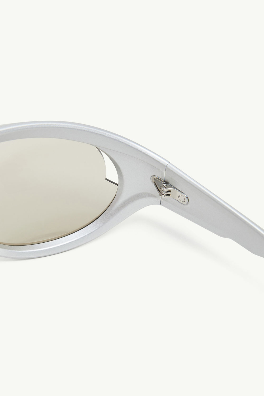 Contrast Oval Sunglasses Matte Silver Moncler 5