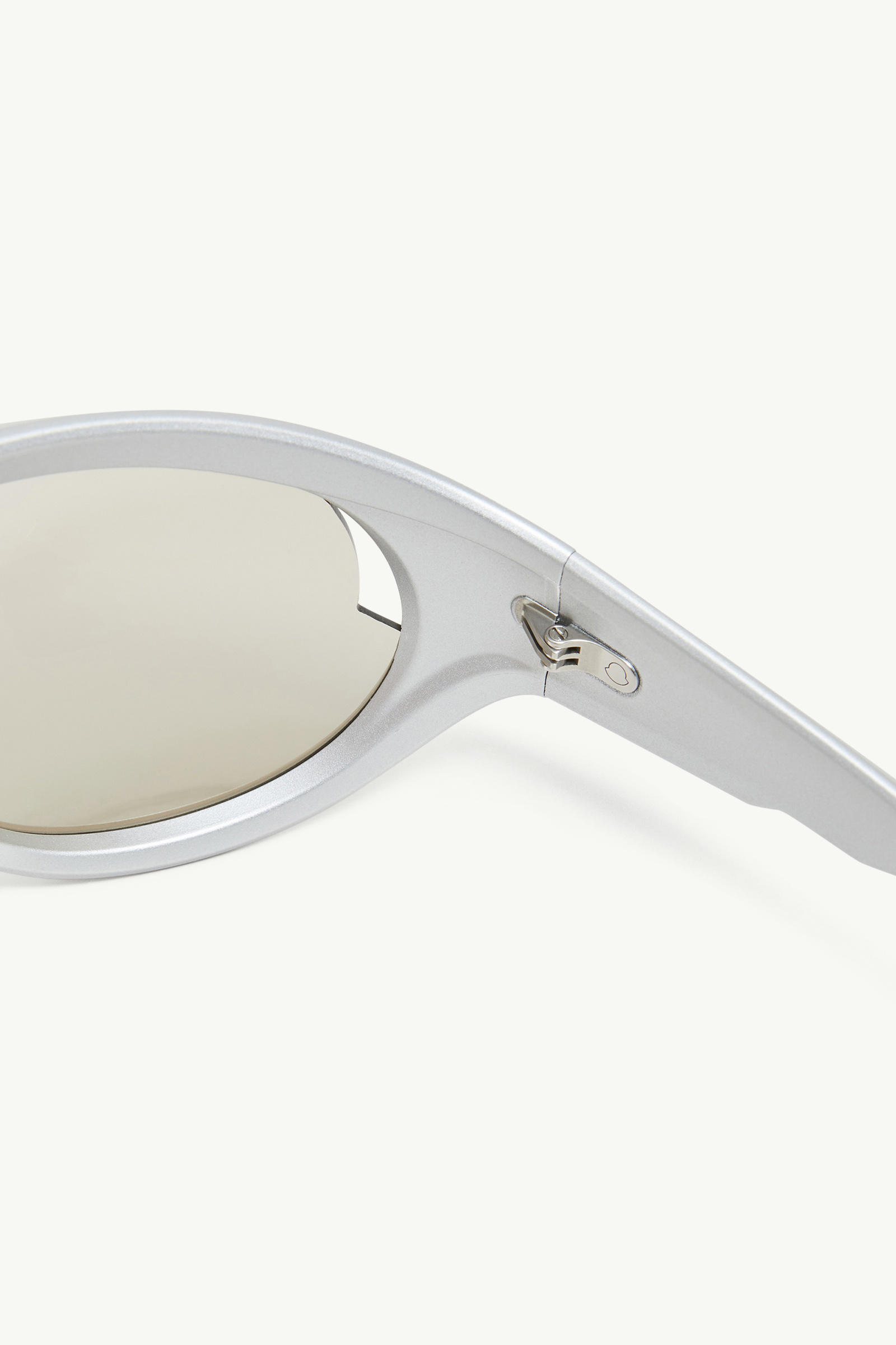 Contrast Oval Sunglasses Matte Silver Moncler 5