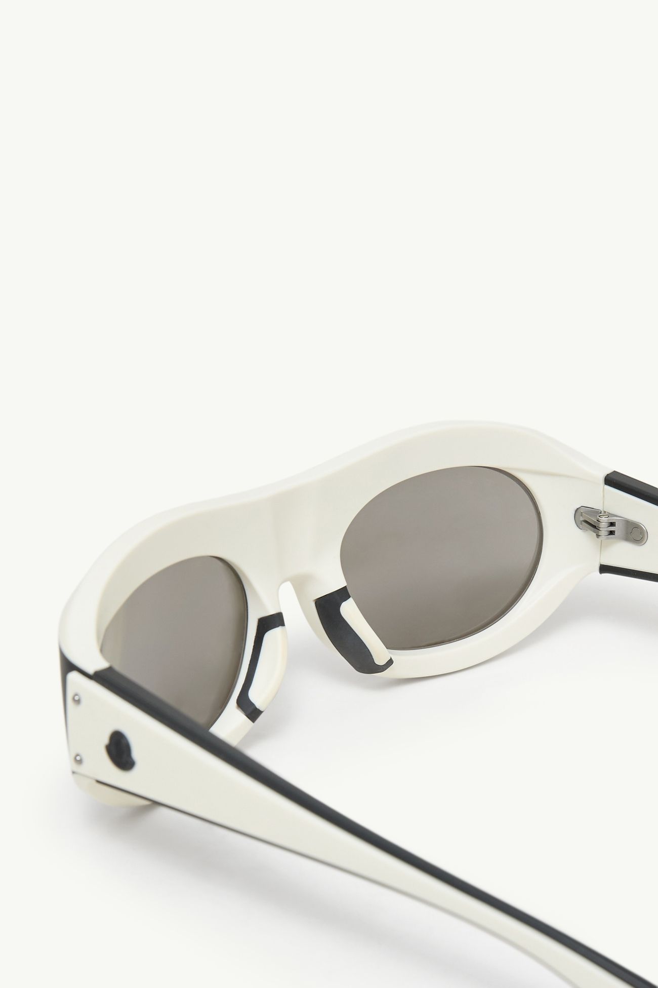 Ramillon 타원형 선글라스 젠더 뉴트럴 블랙 & 화이트 Moncler 5