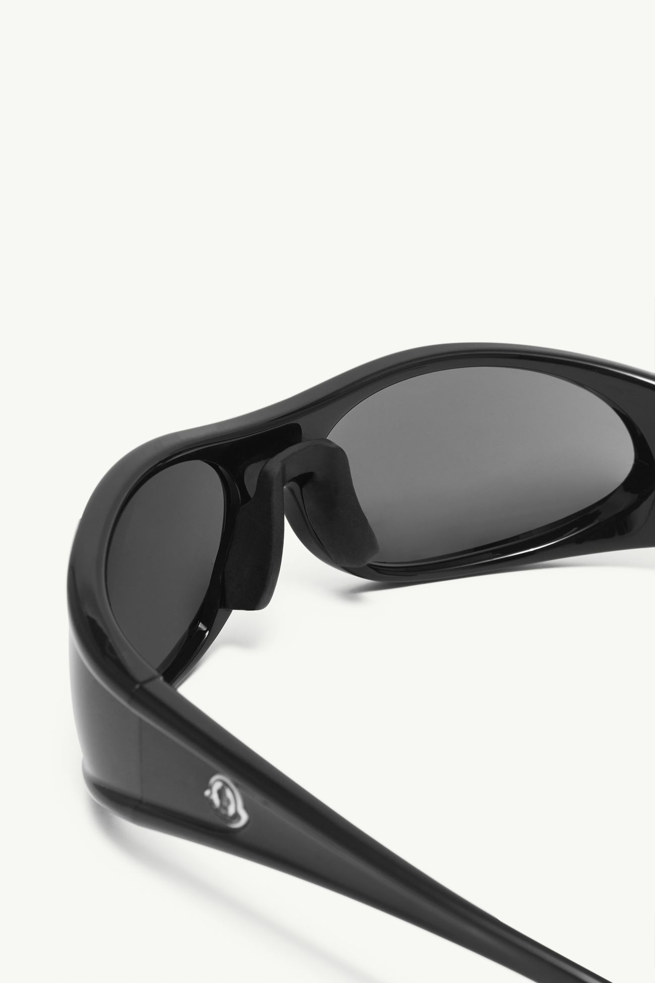 Traill Oval Sunglasses Gender Neutral Black Moncler 4