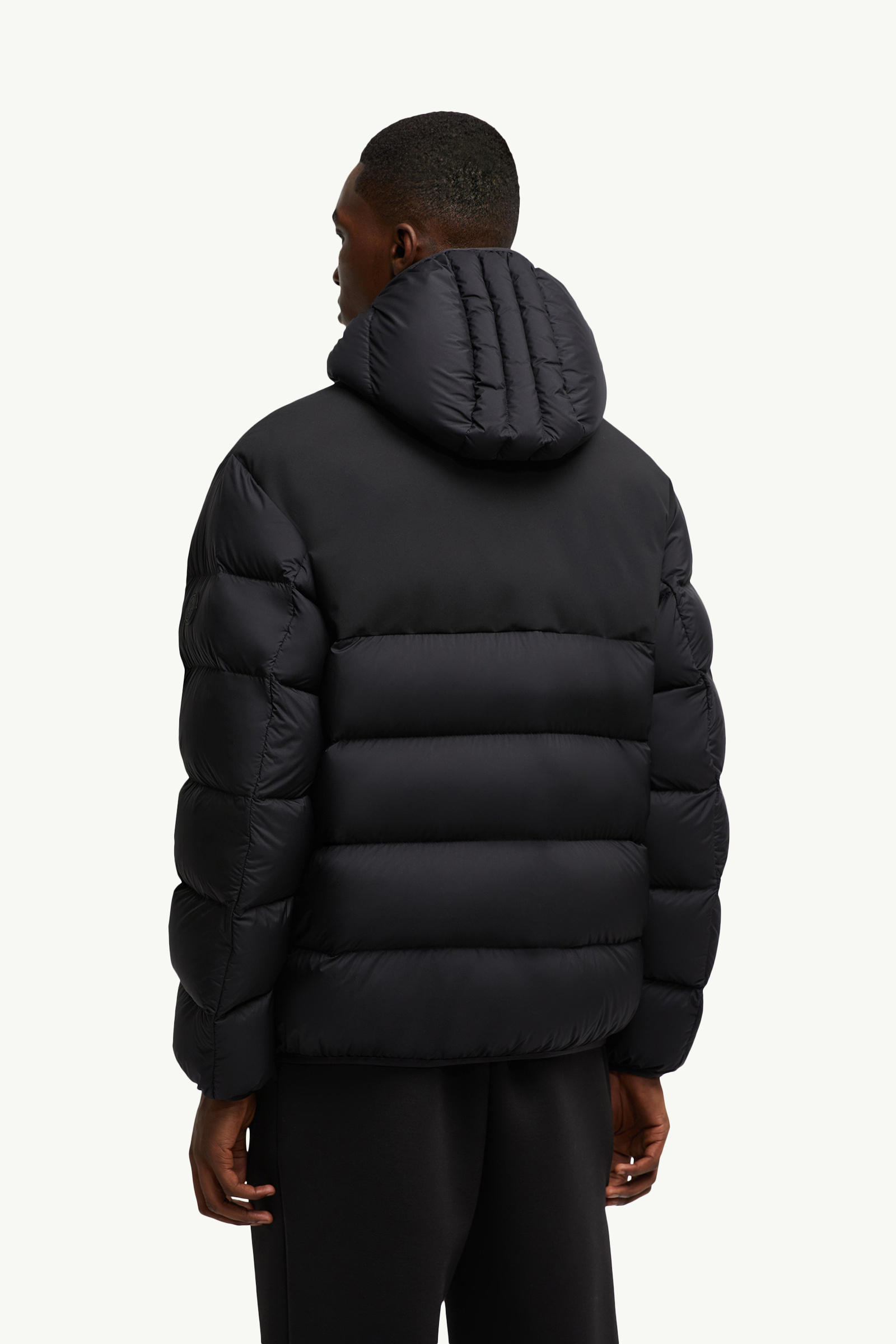 Veumont男士连帽短款羽绒夹克外套 男士 黑色 Moncler 4