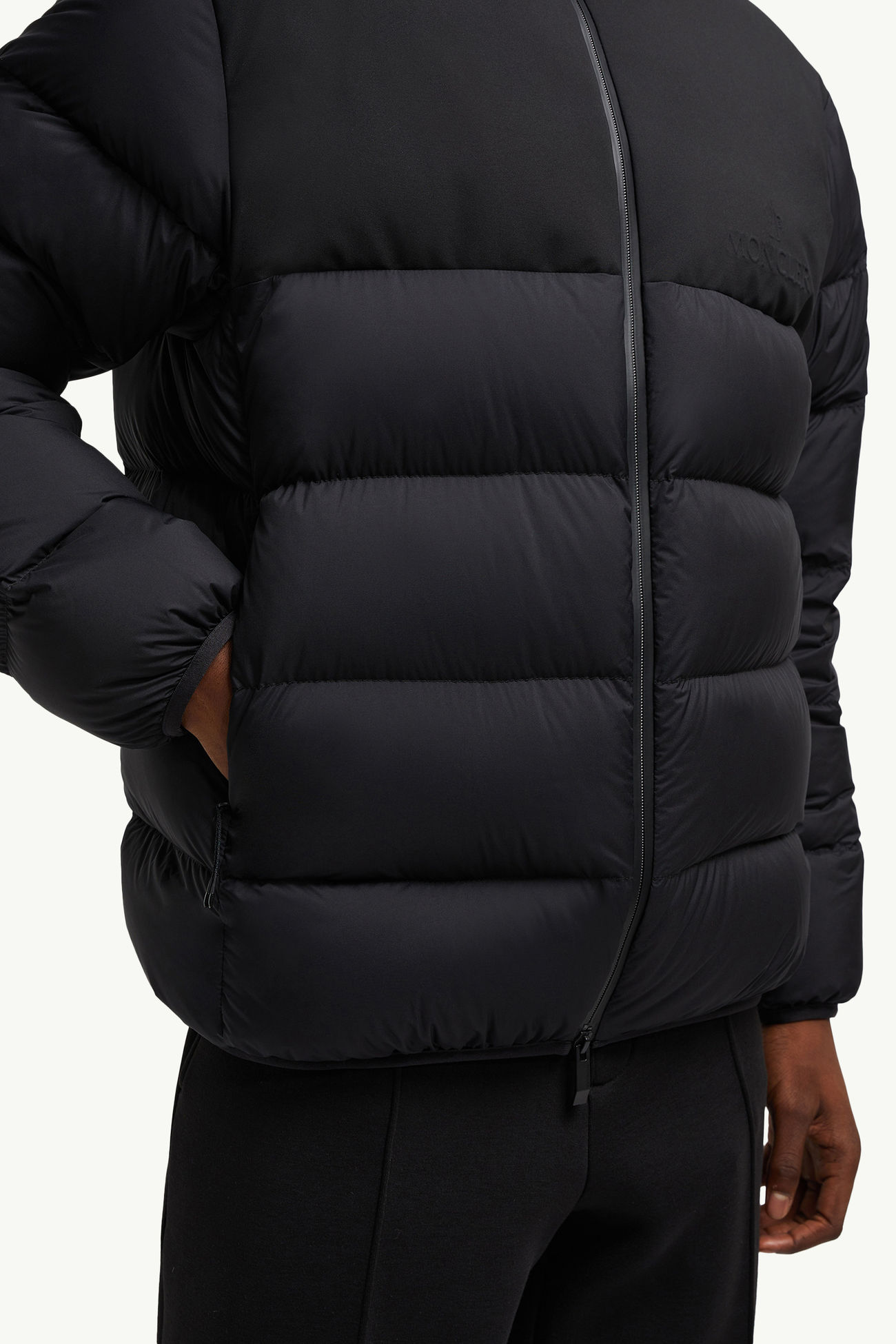 Veumont男士连帽短款羽绒夹克外套 男士 黑色 Moncler 5