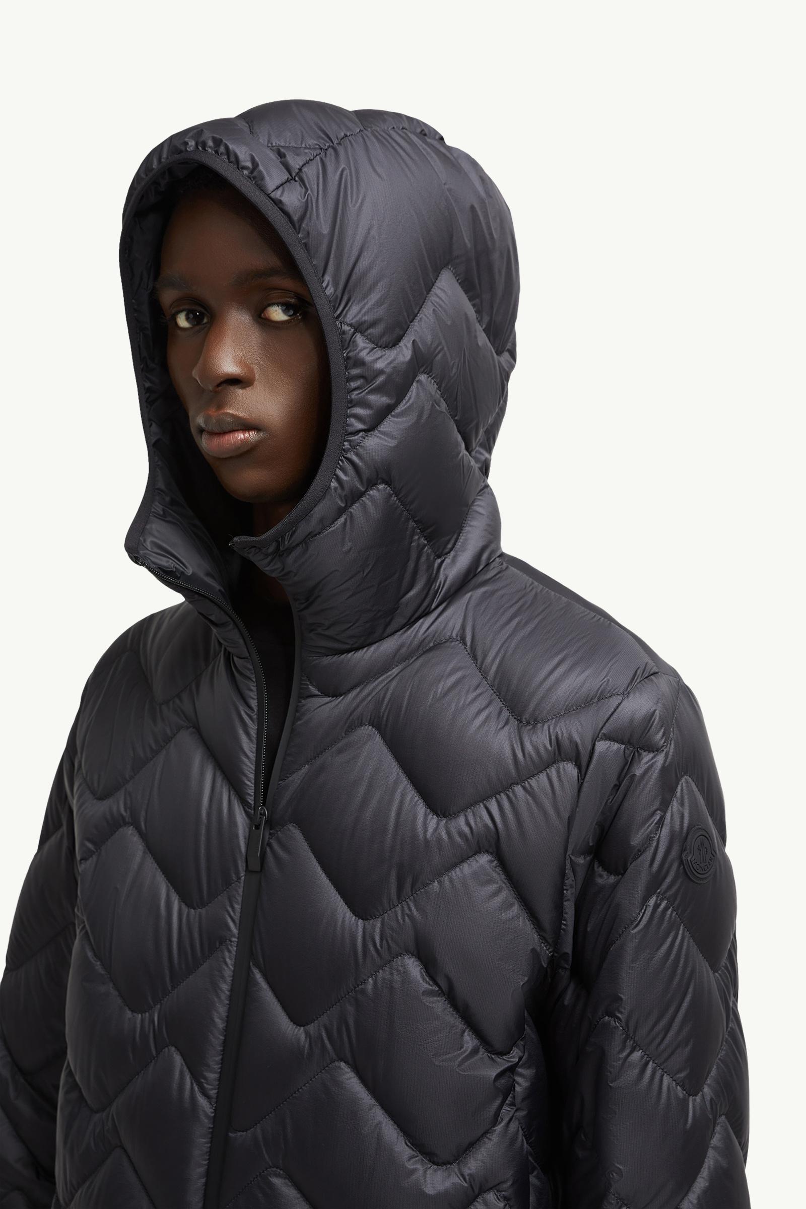 Bimont wellenförmig gesteppte kurze Daunenjacke mit Kapuze Herren Schwarz Moncler 1