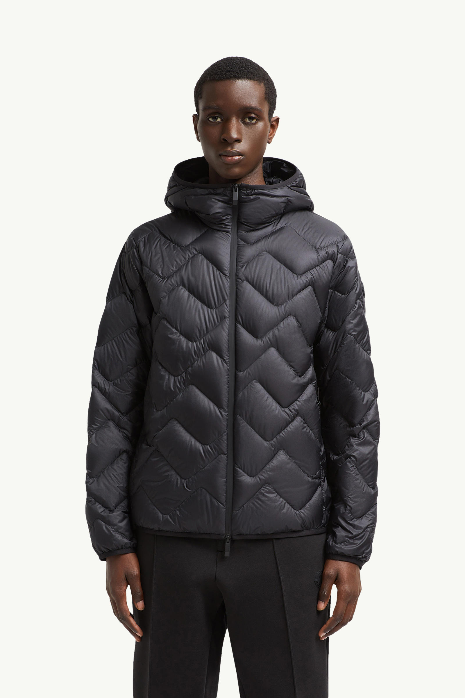 Bimont wellenförmig gesteppte kurze Daunenjacke mit Kapuze Herren Schwarz Moncler 3