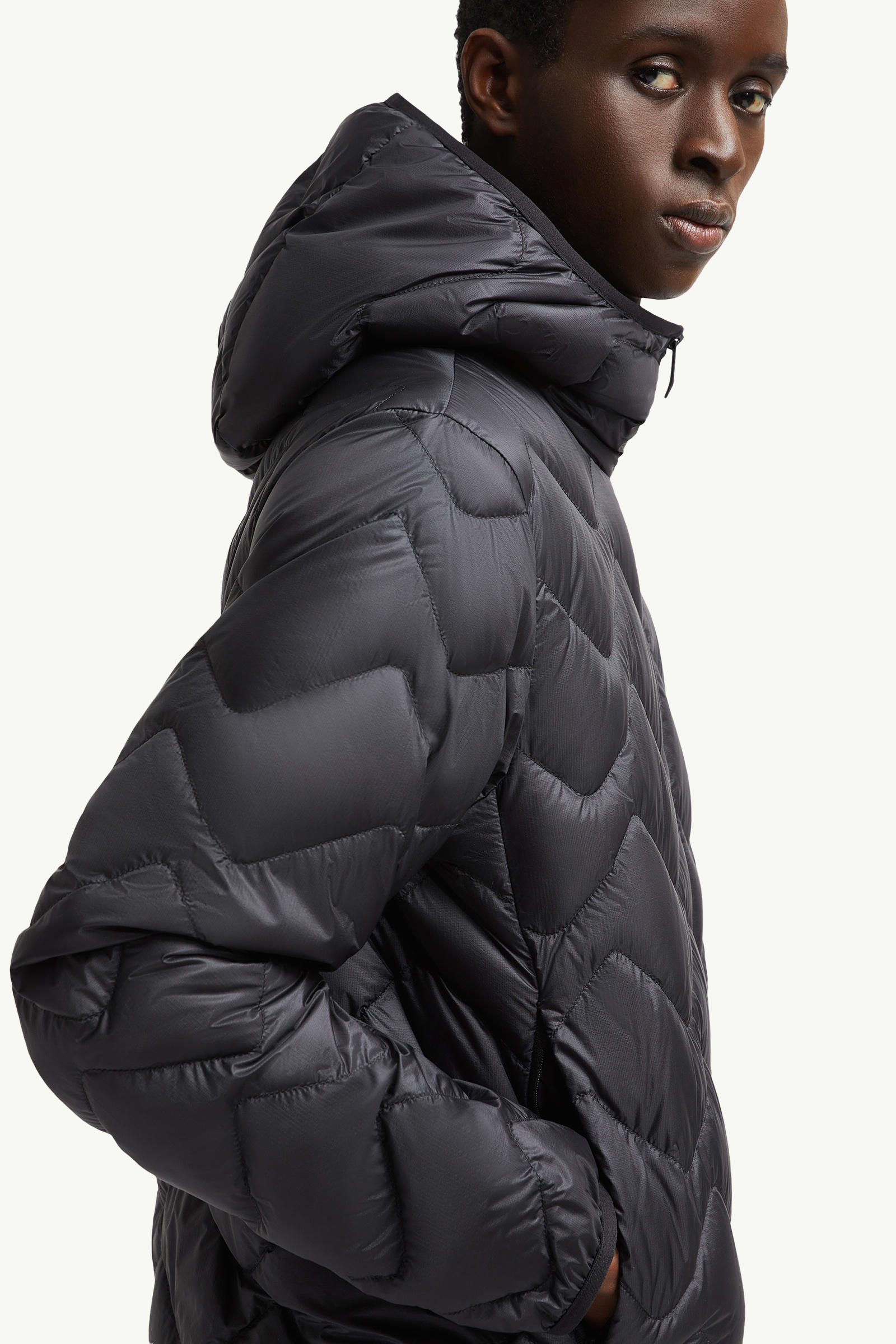 Bimont wellenförmig gesteppte kurze Daunenjacke mit Kapuze Herren Schwarz Moncler 6