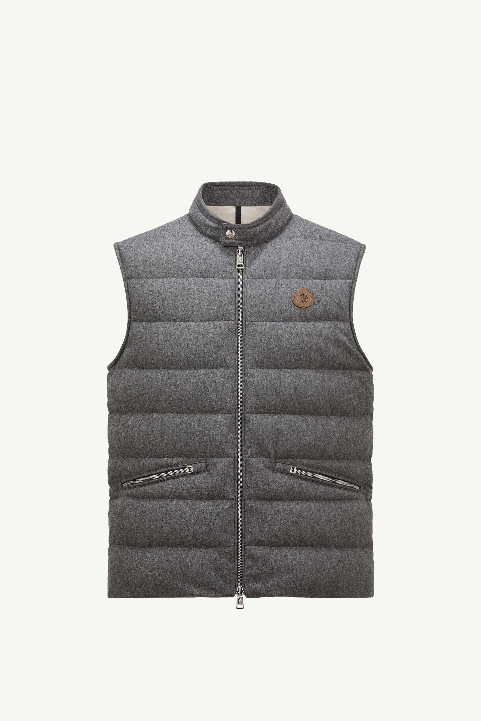 https://moncler-cdn.thron.com/api/v1/content-delivery/shares/dpx6uv/contents/K10911A00143596LQ940_F/image/K10911A00143596LQ940_F
