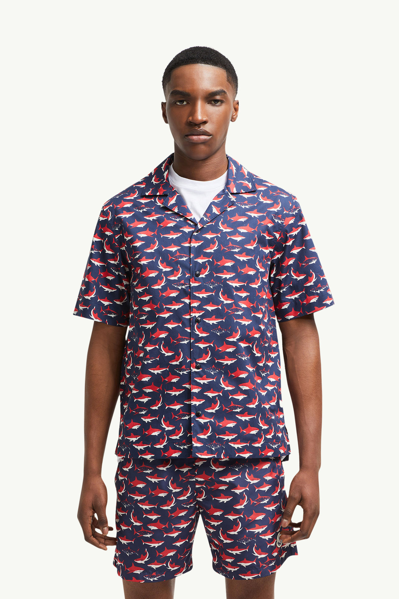Chemise à manches courtes en coton à imprimé requin Hommes Blanc & Bleu & Rouge Moncler 3