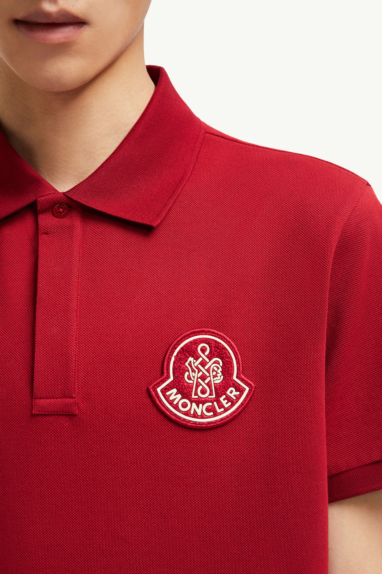 Polo in cotone piquet con patch Anno del Serpente Uomo Rosso Moncler 5