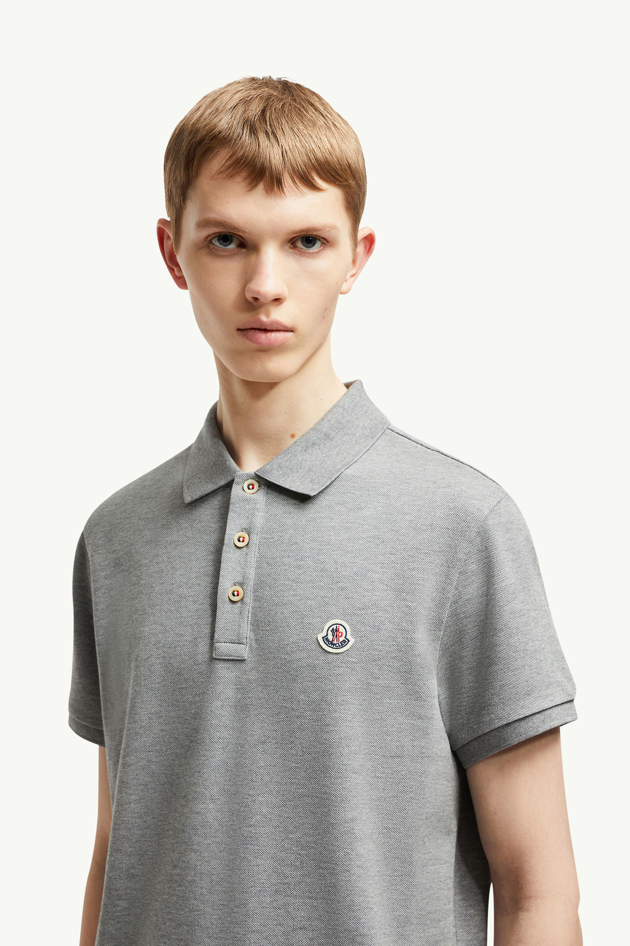 Polo in piquet di cotone con patch logato Uomo Grigio Moncler 1