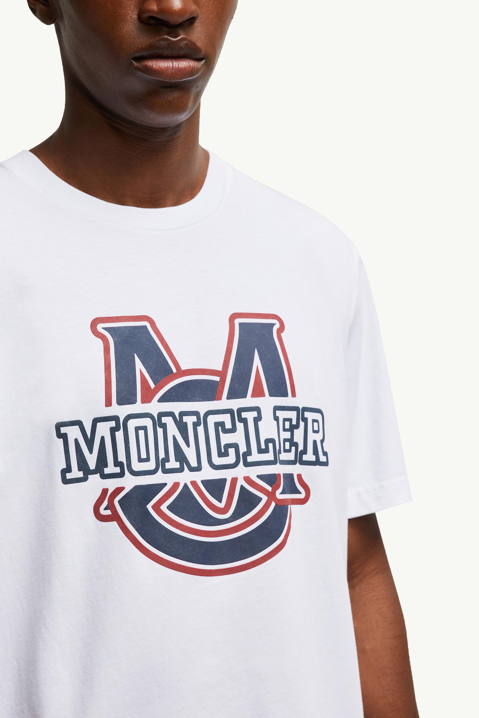 【MONCLER】メンズ★T-shirt con motivo logato varsity Tシャツ Optical White Varsity Logo Motif Cotton T-shirt - Polos & T