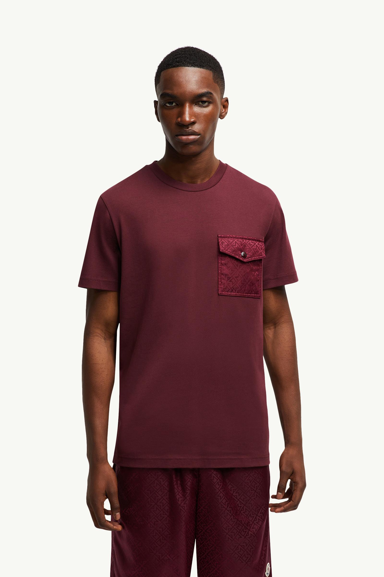 MONCLER クロシェ アクセント Tシャツ K10938C0004389ADC 034 Burgundy Monogram Cotton T-Shirt With Pocket - Polos & T