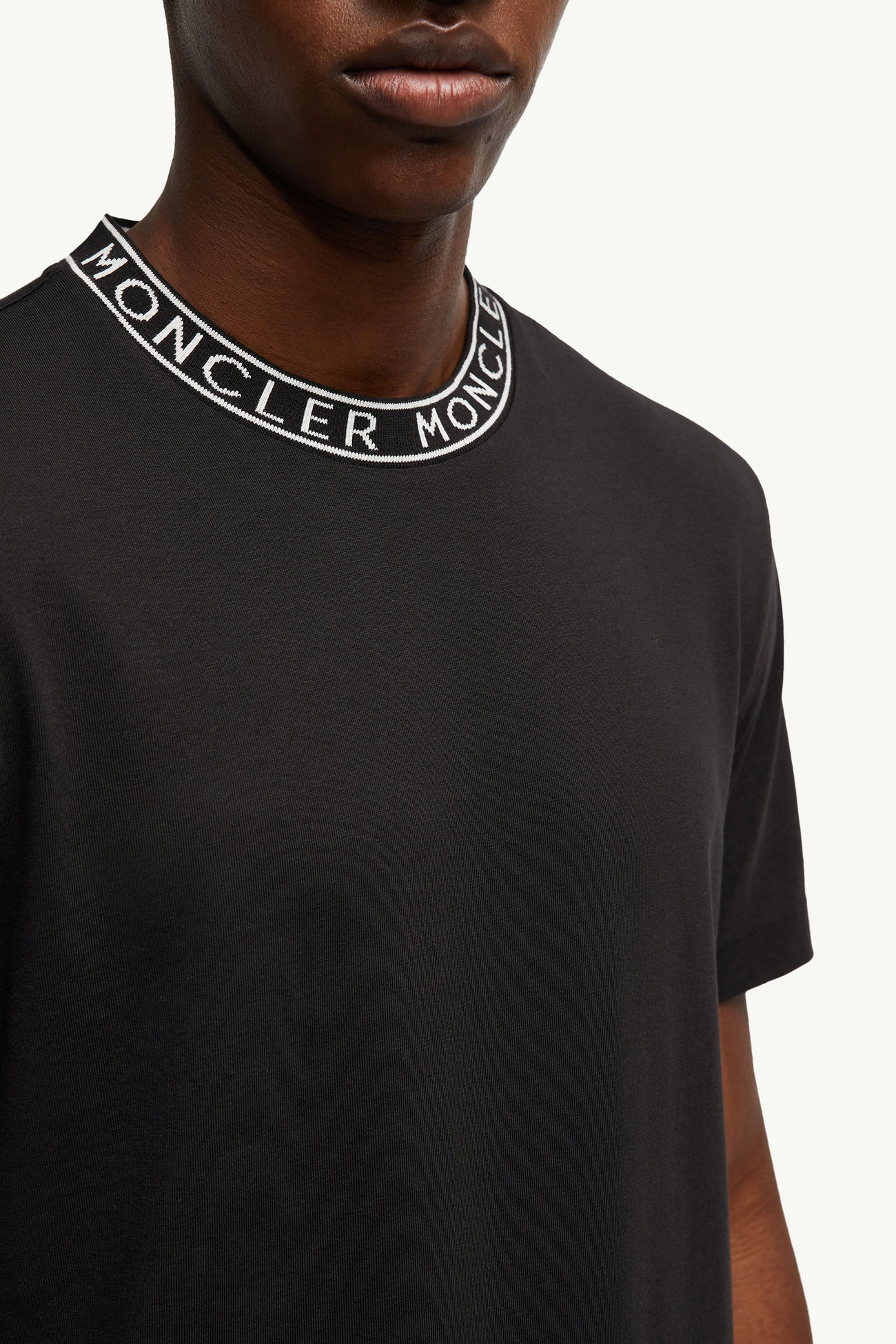 T-shirt in cotone con finitura logata Uomo Nero Moncler 5