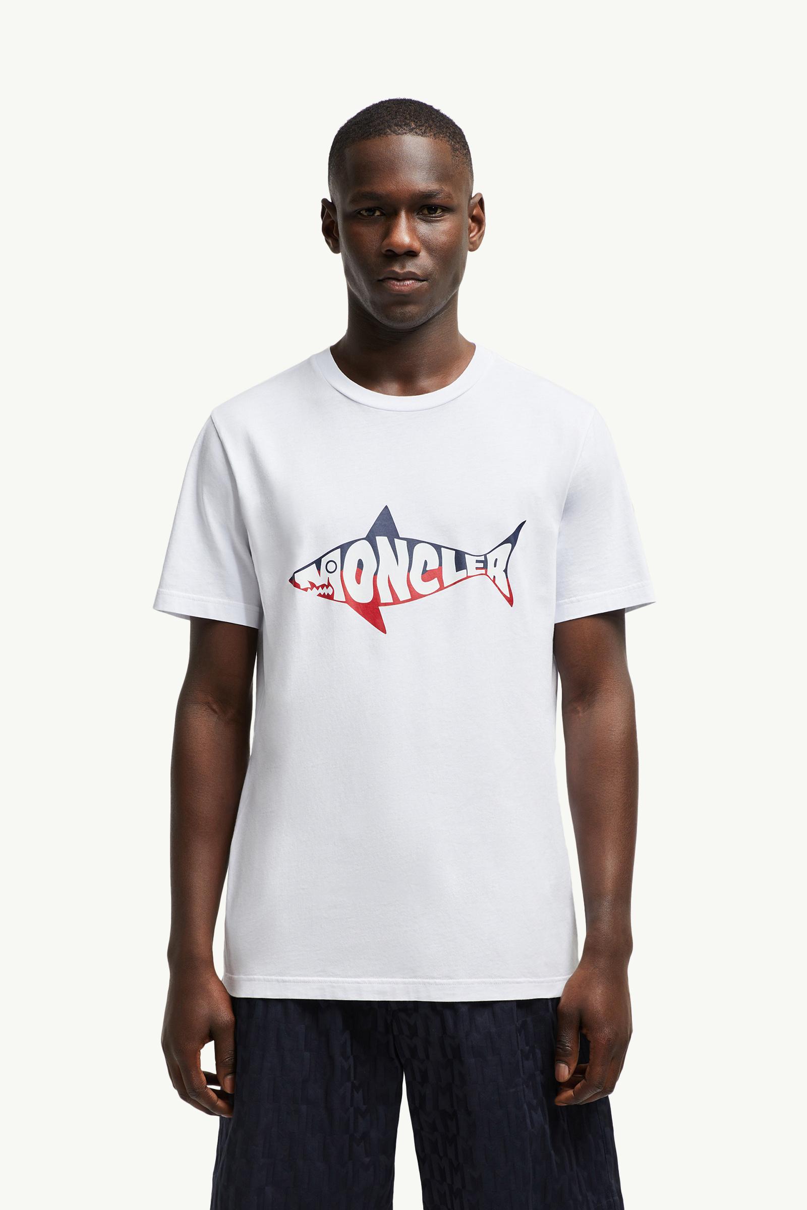 【MONCLER】メンズ★T-shirt in cotone★ シャークロゴTシャツ White Shark Logo Cotton T-Shirt - Polos & T-shirts for Men