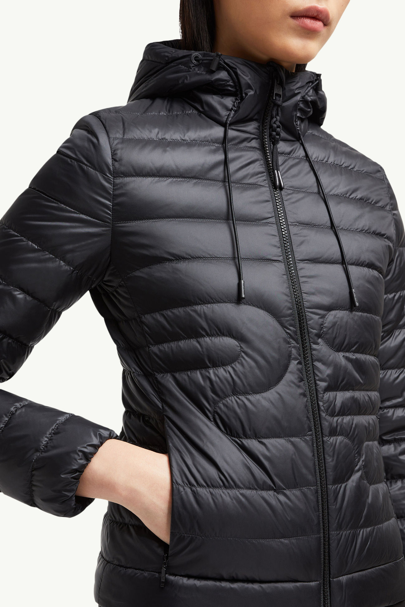 Plumífero corto con capucha y acolchado de serpiente Xiaobai Mujer Negro Moncler 5