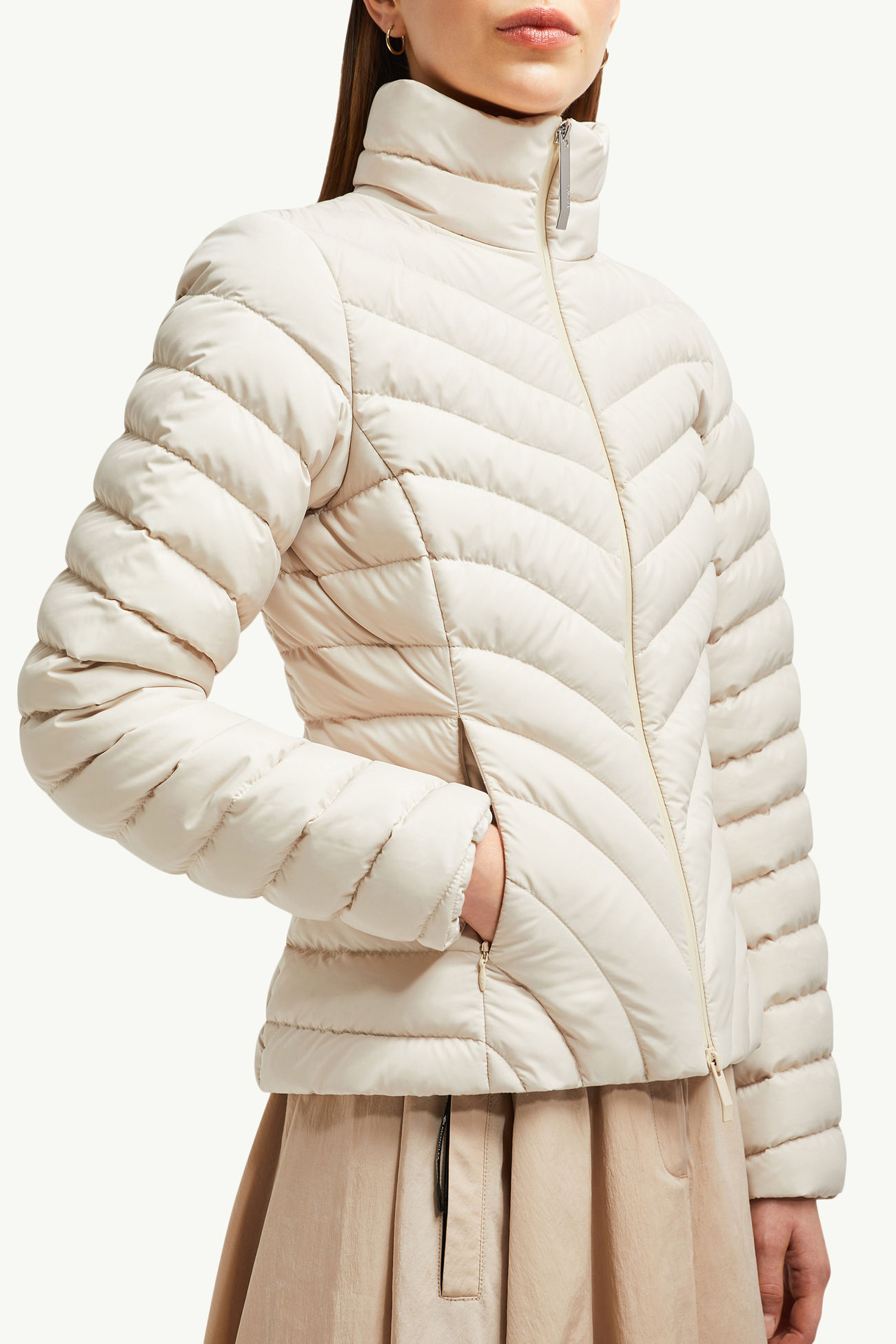 Grange 사선 퀼팅 쇼트 다운 재킷 여성 샌드 베이지 Moncler 5