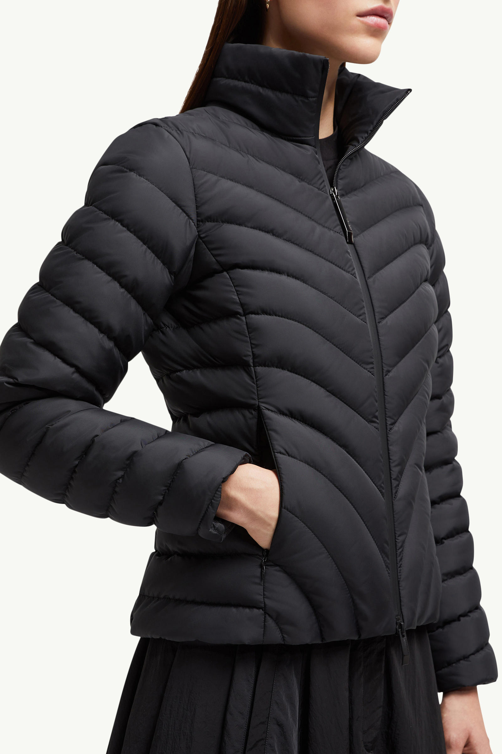 Grange 사선 퀼팅 쇼트 다운 재킷 여성 블랙 Moncler 5