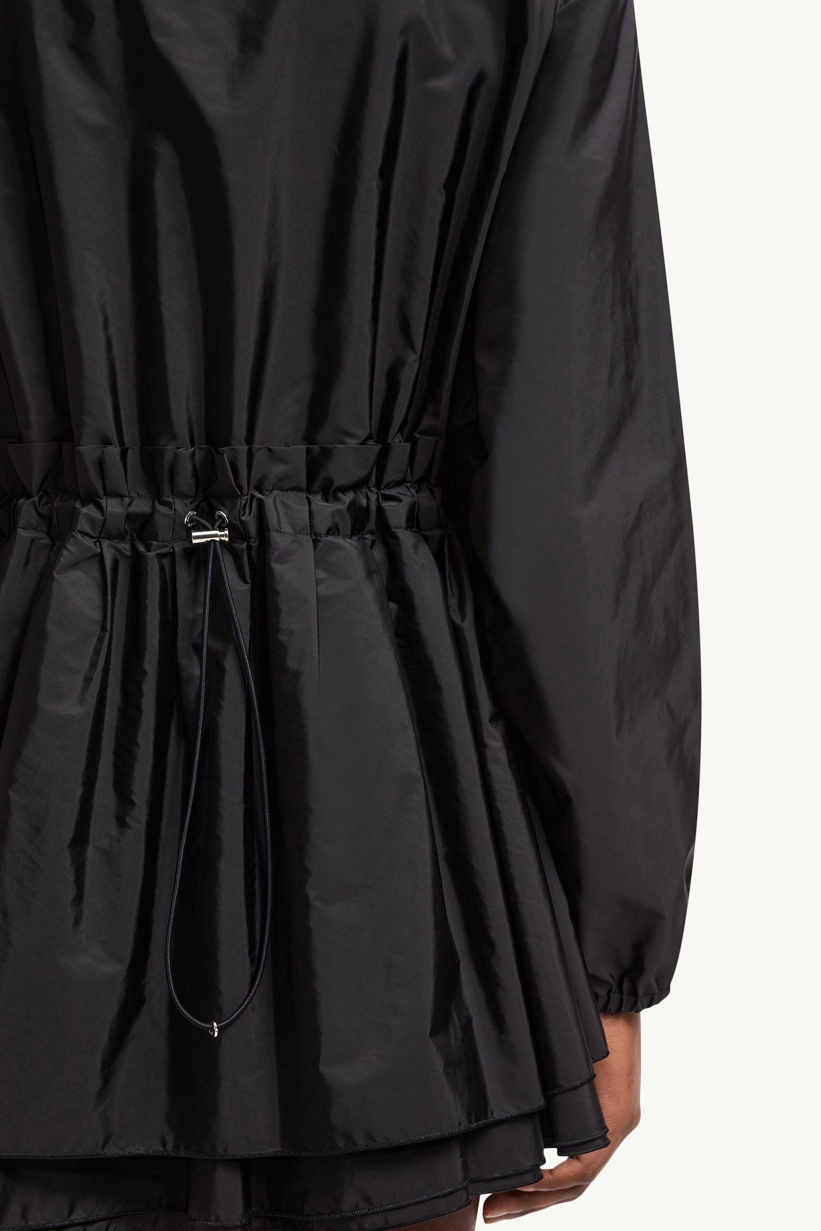 ［最新新品同様］MONCLER WETE 黒 フードナイロンジャケット 4P84 最新新品同様］MONCLER WETE 黒 フードナイロンジャケット 4P84