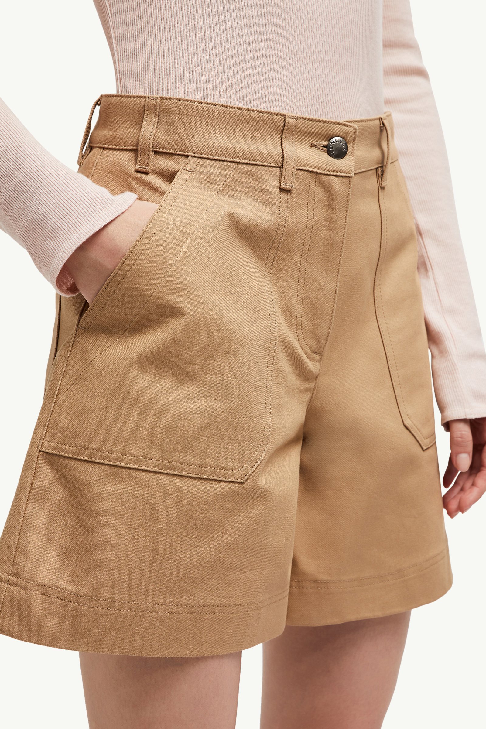 ショートパンツ MONCLER Women Shorts  Burmudas 2B00003597SL 23P Beige Moncler Grenoble Beige shorts with logo patch | TheDoubleF