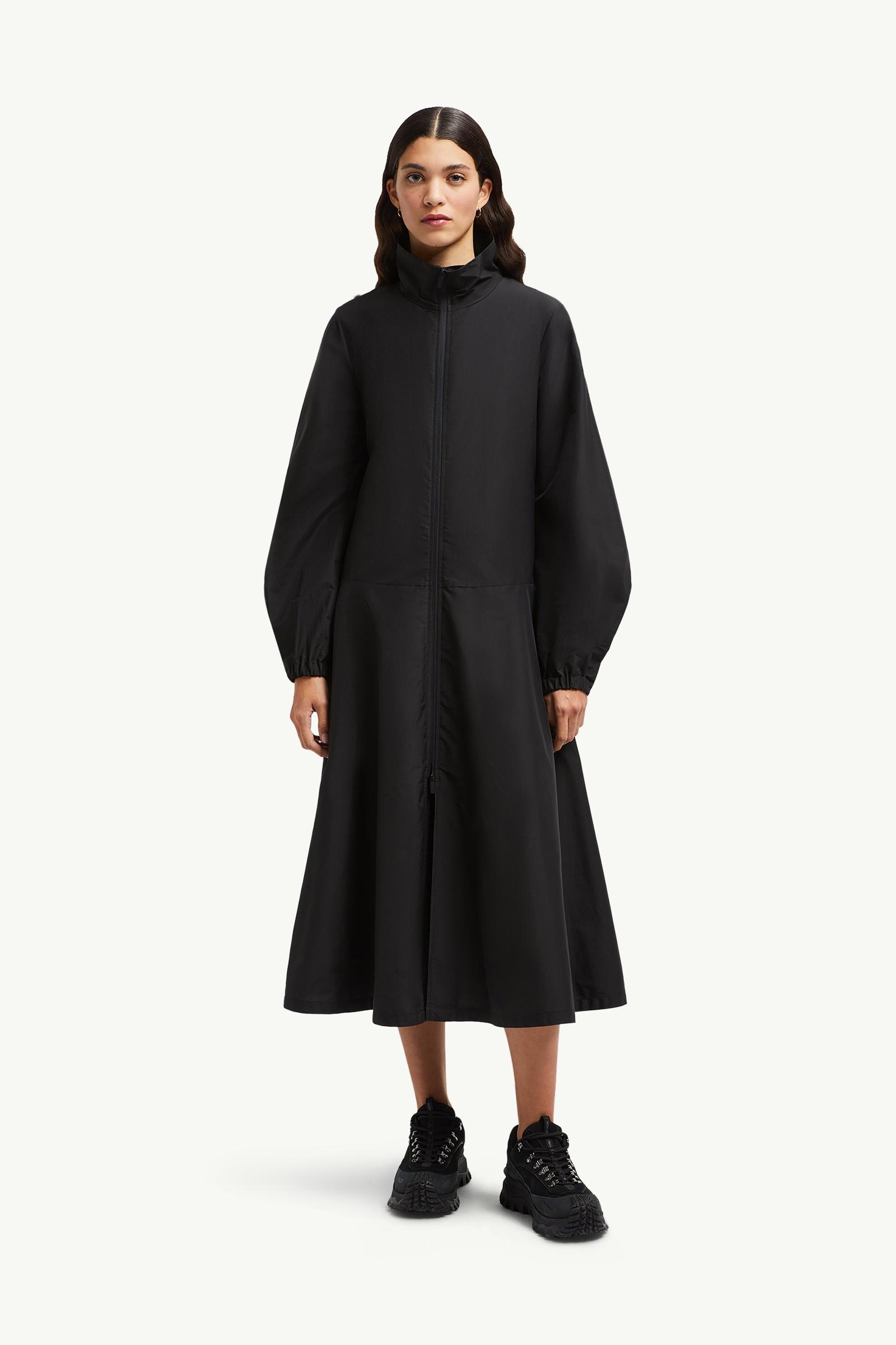 モンクレール　ワンピース　黒 MONCLER (モンクレール) ナイロン ハーフボタン ワッペン付き
