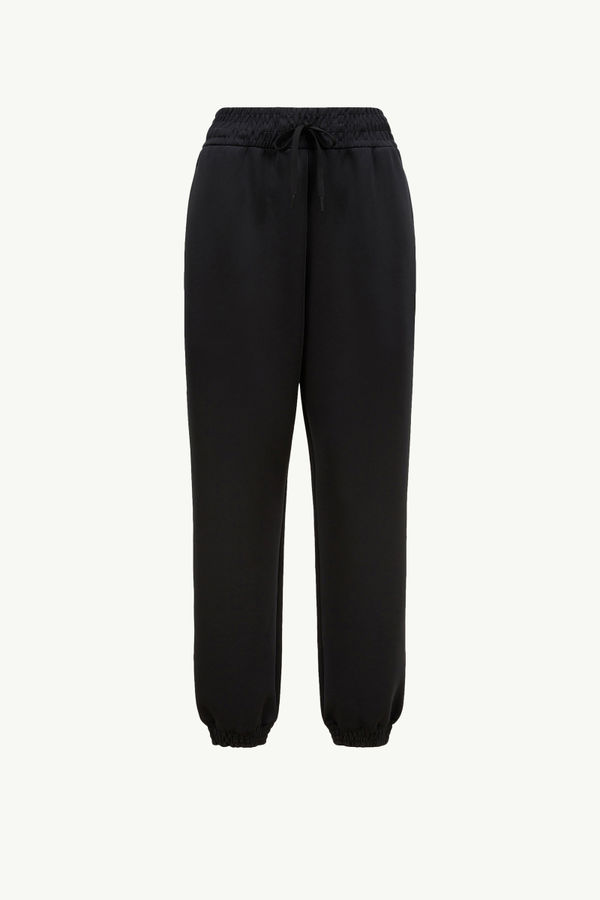 https://moncler-cdn.thron.com/api/v1/content-delivery/shares/dpx6uv/contents/K10938H0000489A8K999_F/image/K10938H0000489A8K999_F