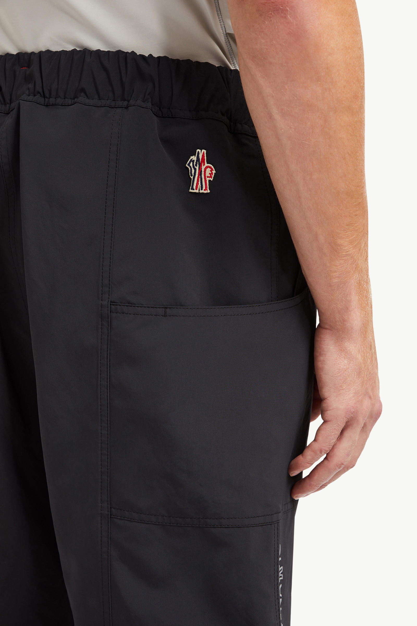 Shorts aus technischem Froissé Herren Schwarz Moncler 5