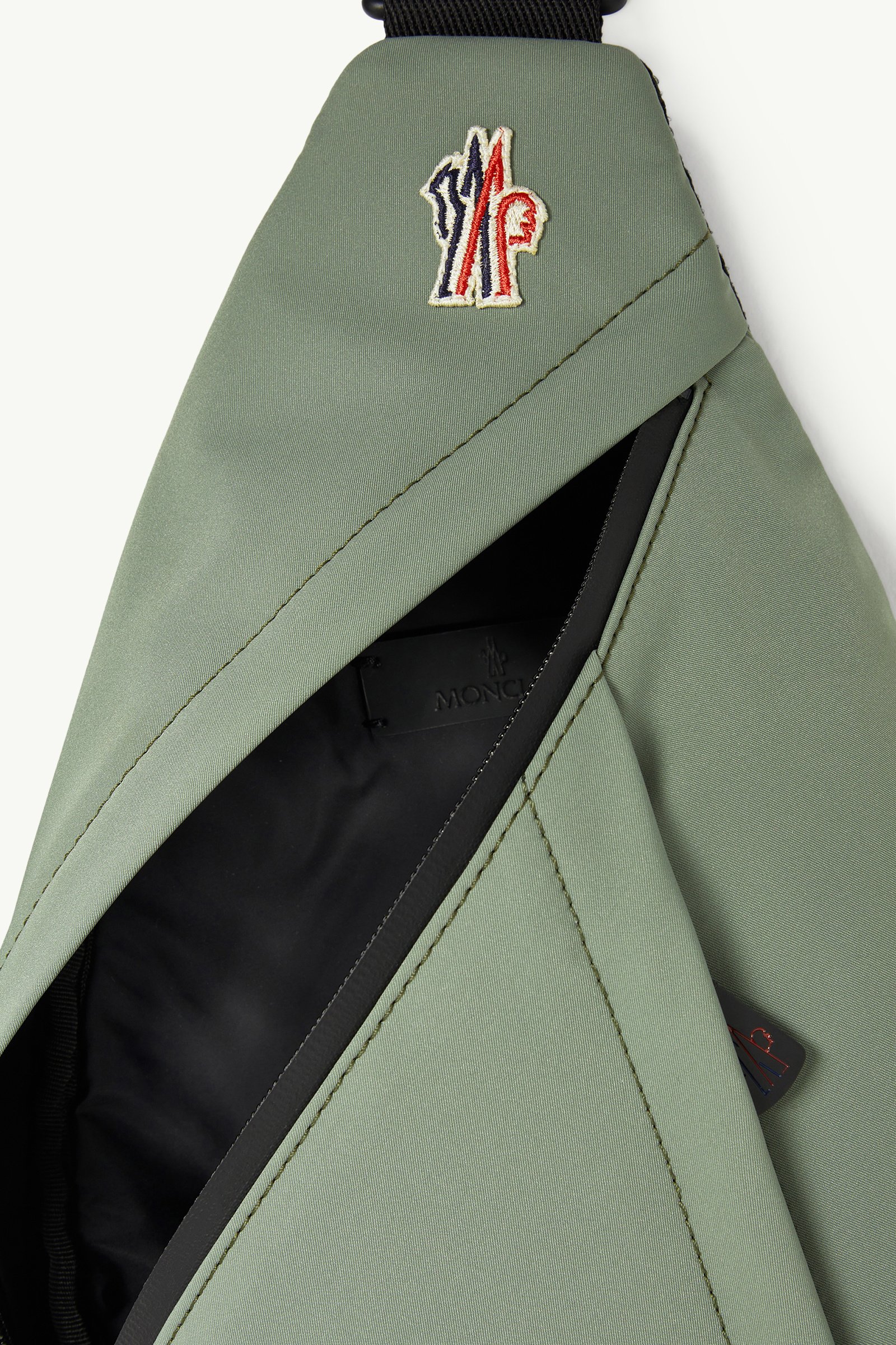 【Moncler】クロスボディバッグ オリーブグリーン ブラック オリーブグリーン クロスボディバッグ : バッグ&スモール