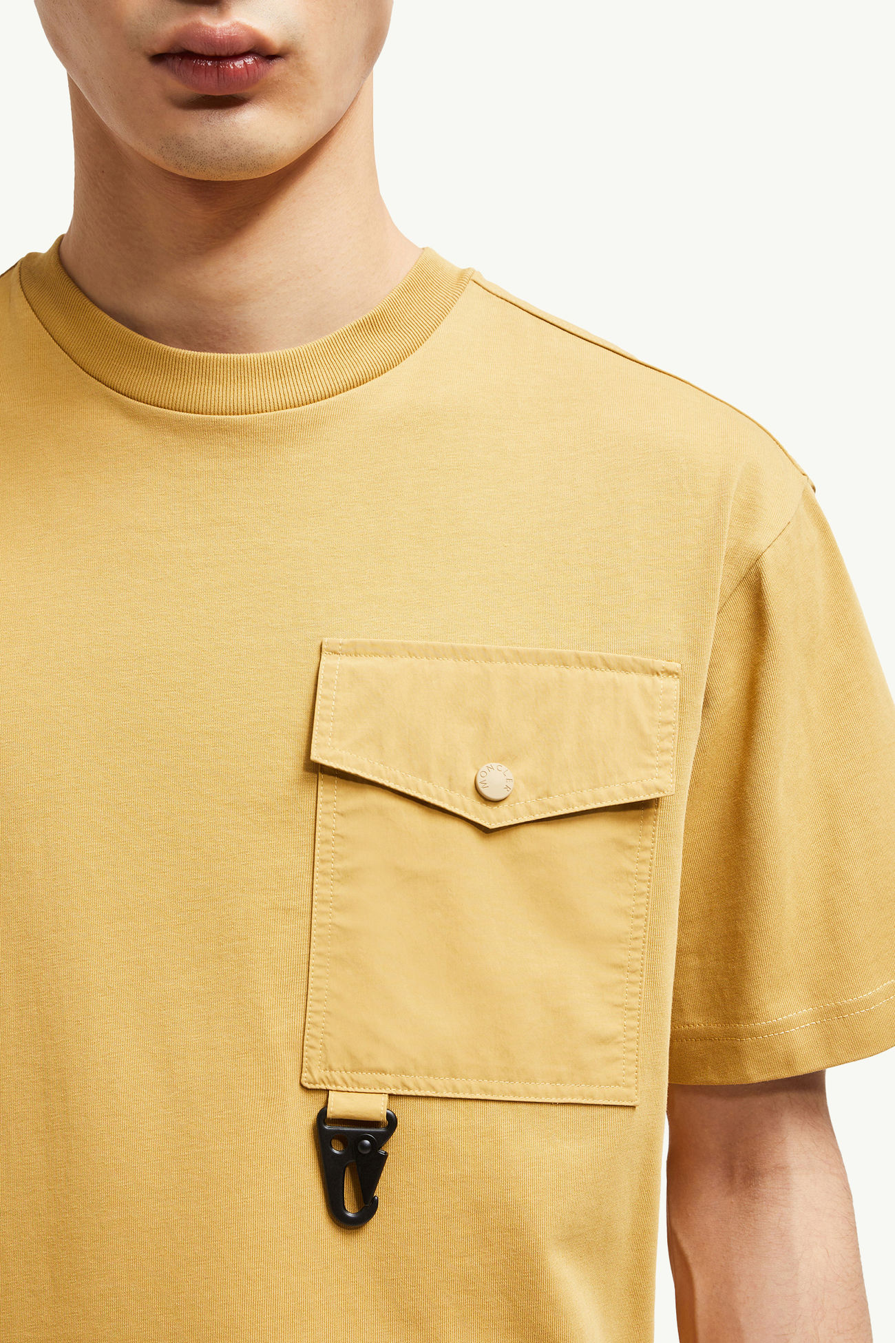 T-shirt in cotone con tasca Uomo Giallo Ocra Moncler 5