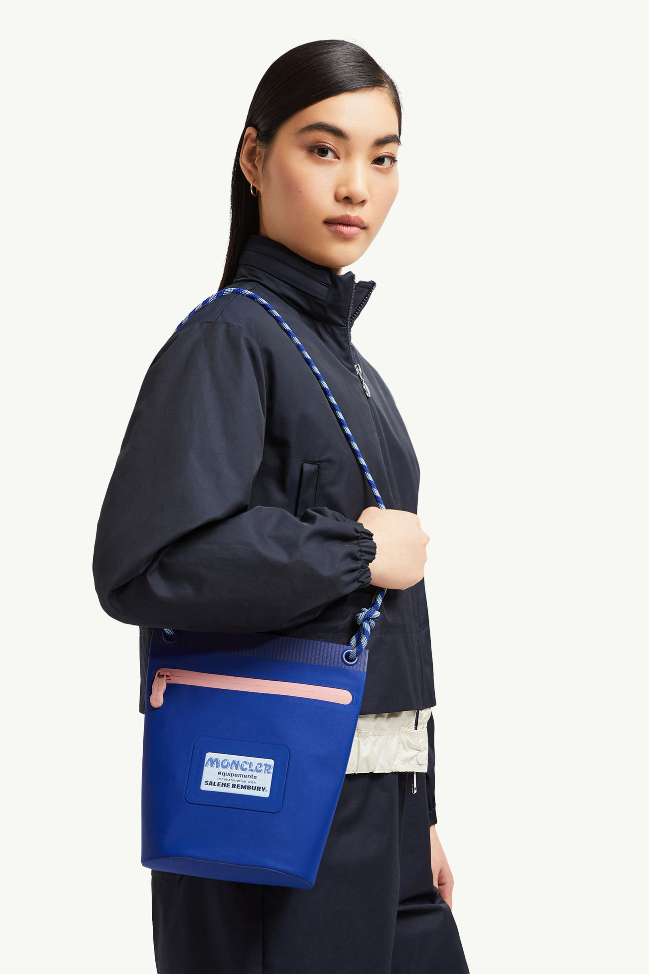 Pochette idrorepellente Amoeba by Salehe Bembury Uomo Blu Elettrico Moncler 6