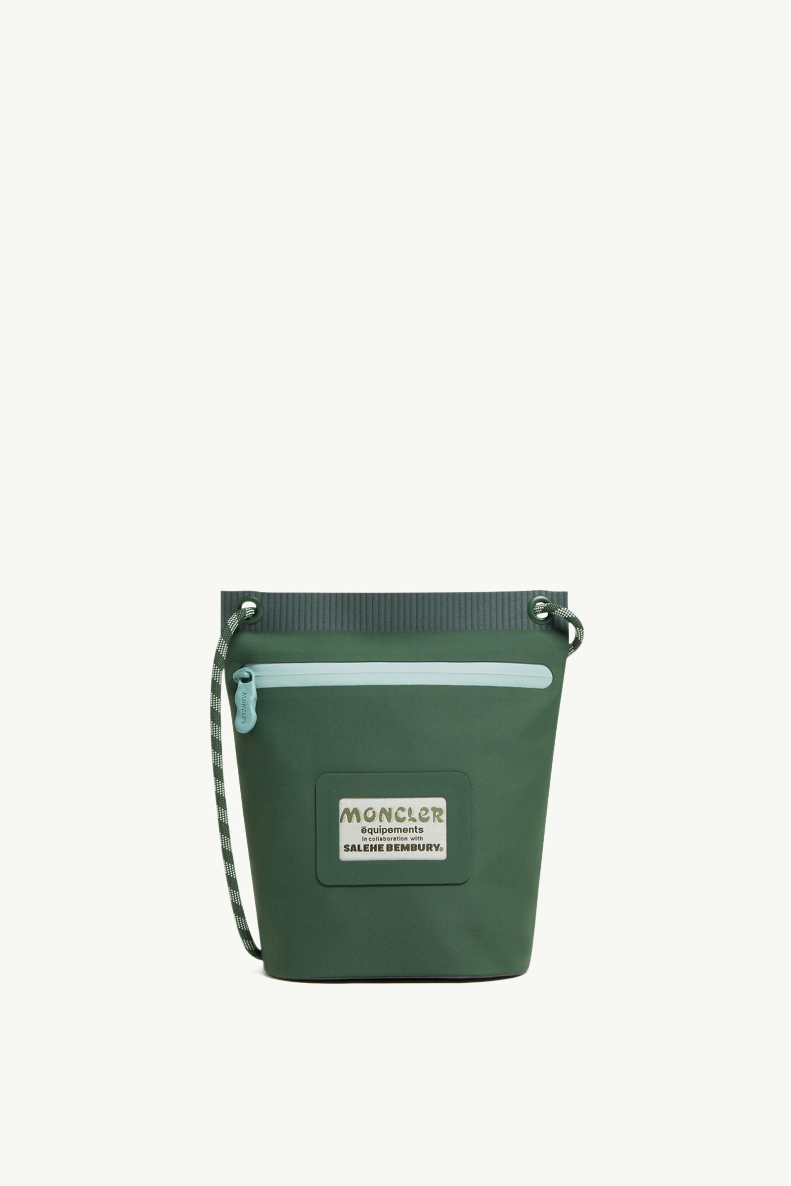 https://moncler-cdn.thron.com/api/v1/content-delivery/shares/dpx6uv/contents/K109A5F00001M5816857_F/image/K109A5F00001M5816857_F