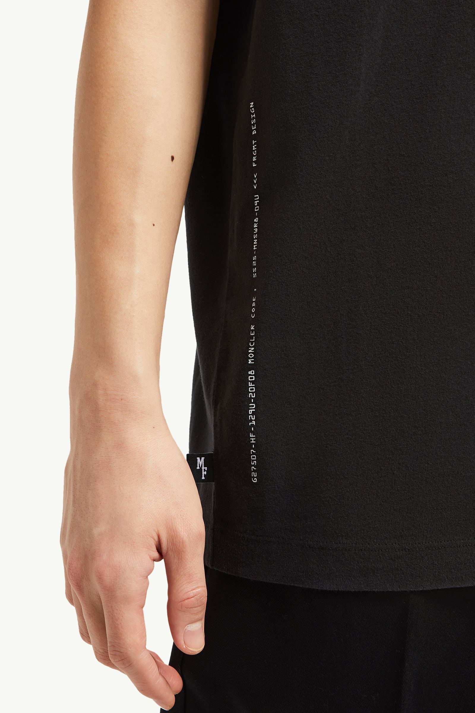 ブラック Moncler x FRGMT Tシャツ : Moncler x FRGMT 向けの Genius
