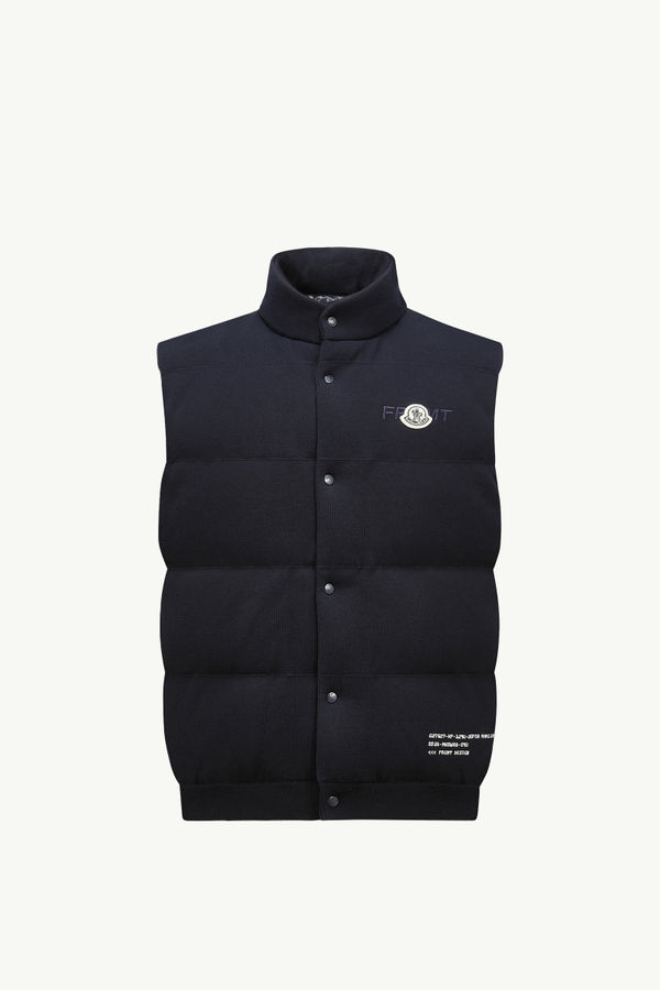 https://moncler-cdn.thron.com/api/v1/content-delivery/shares/dpx6uv/contents/K109U9I00001M1367742_F/image/K109U9I00001M1367742_F