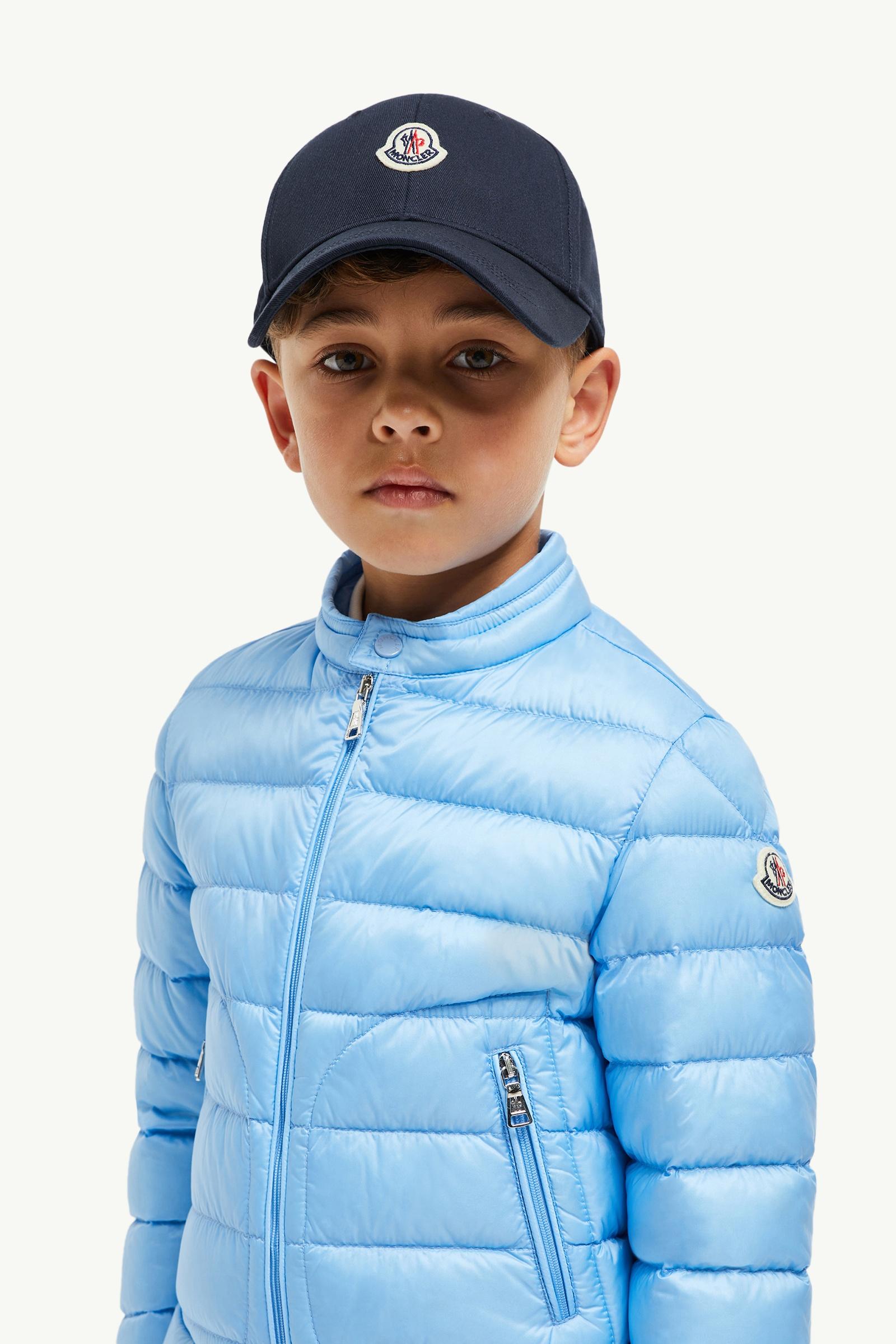 MONCLER ネイビーキャップ　キッズ ネイビーブルー キャップ : アクセサリー & シューズ 向けの キッズ
